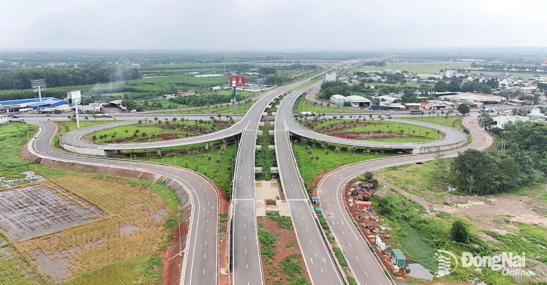 Các tuyến giao thông kết nối Sân bay Long Thành đang được thành phố Đồng Nai phối hợp với các đơn vị, địa phương đầu tư xây dựng phục vụ khai thác khi sân bay đi vào hoạt động. Ảnh: Phạm Tùng    