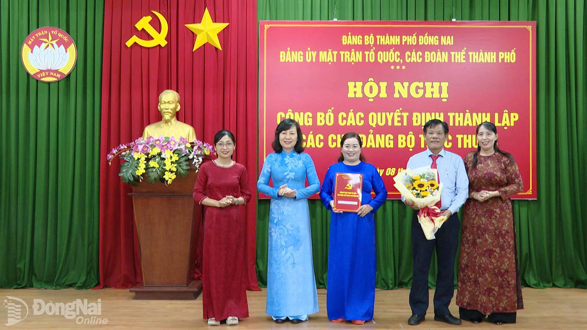 Phó Bí thư Thành ủy, Bí thư Đảng ủy MTTQ, các đoàn thể thành phố, Chủ tịch Ủy ban MTTQ Việt Nam thành phố Huỳnh Thị Hằng và Thành ủy viên, Phó Bí thư chuyên trách Đảng ủy MTTQ, các đoàn thể thành phố Lê Thị Thái trao quyết định thành lập Chi bộ Liên minh Hợp tác xã thành phố. Ảnh: Quốc Vũ