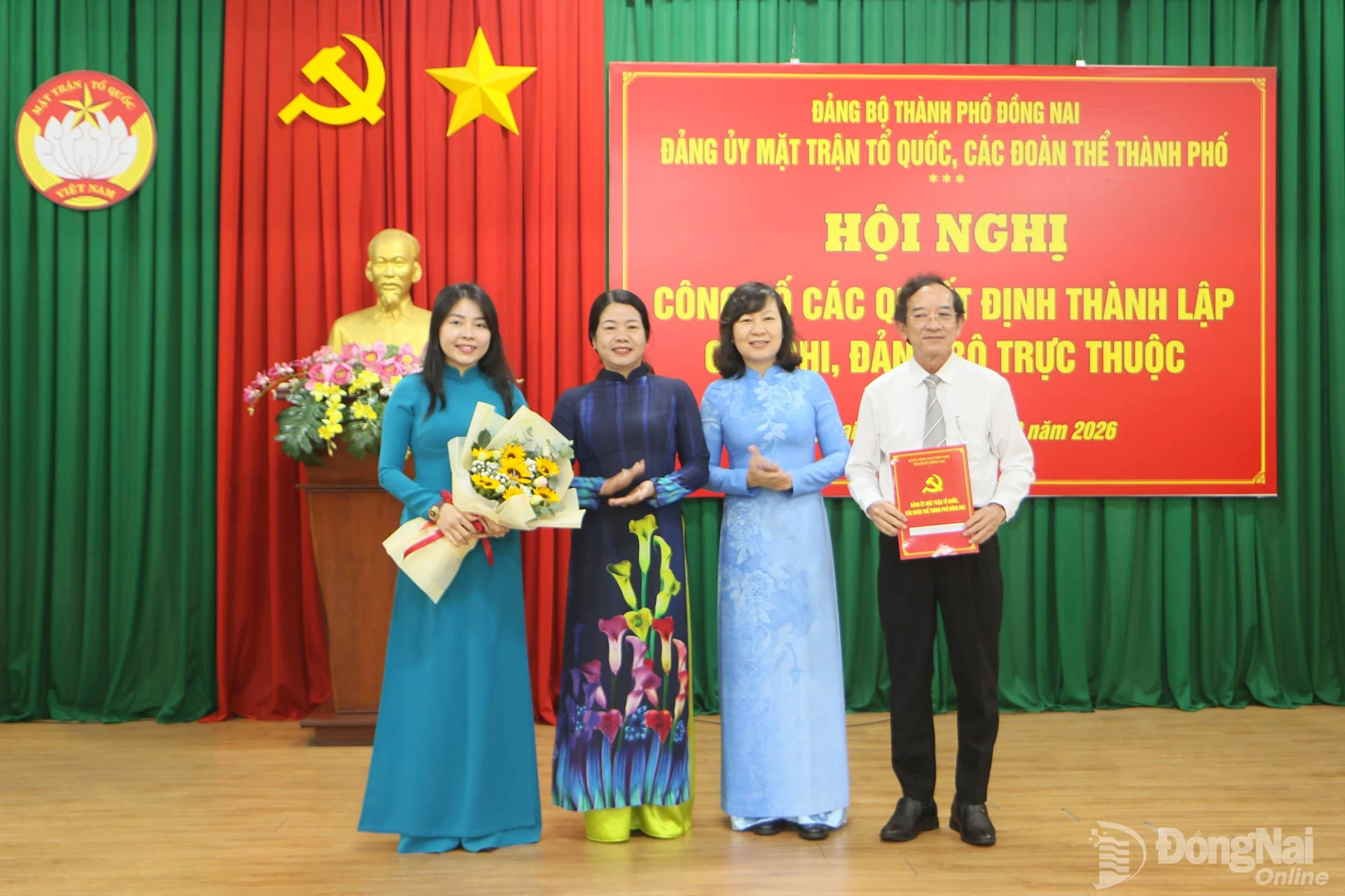 Phó Bí thư Thành ủy, Bí thư Đảng ủy MTTQ, các đoàn thể thành phố, Chủ tịch Ủy ban MTTQ Việt Nam thành phố Huỳnh Thị Hằng và Phó Chủ tịch Ủy ban MTTQ Việt Nam thành phố Lưu Thị Hà trao quyết định thành lập Chi bộ Liên hiệp các tổ chức hữu nghị thành phố. Ảnh: Văn Truyên