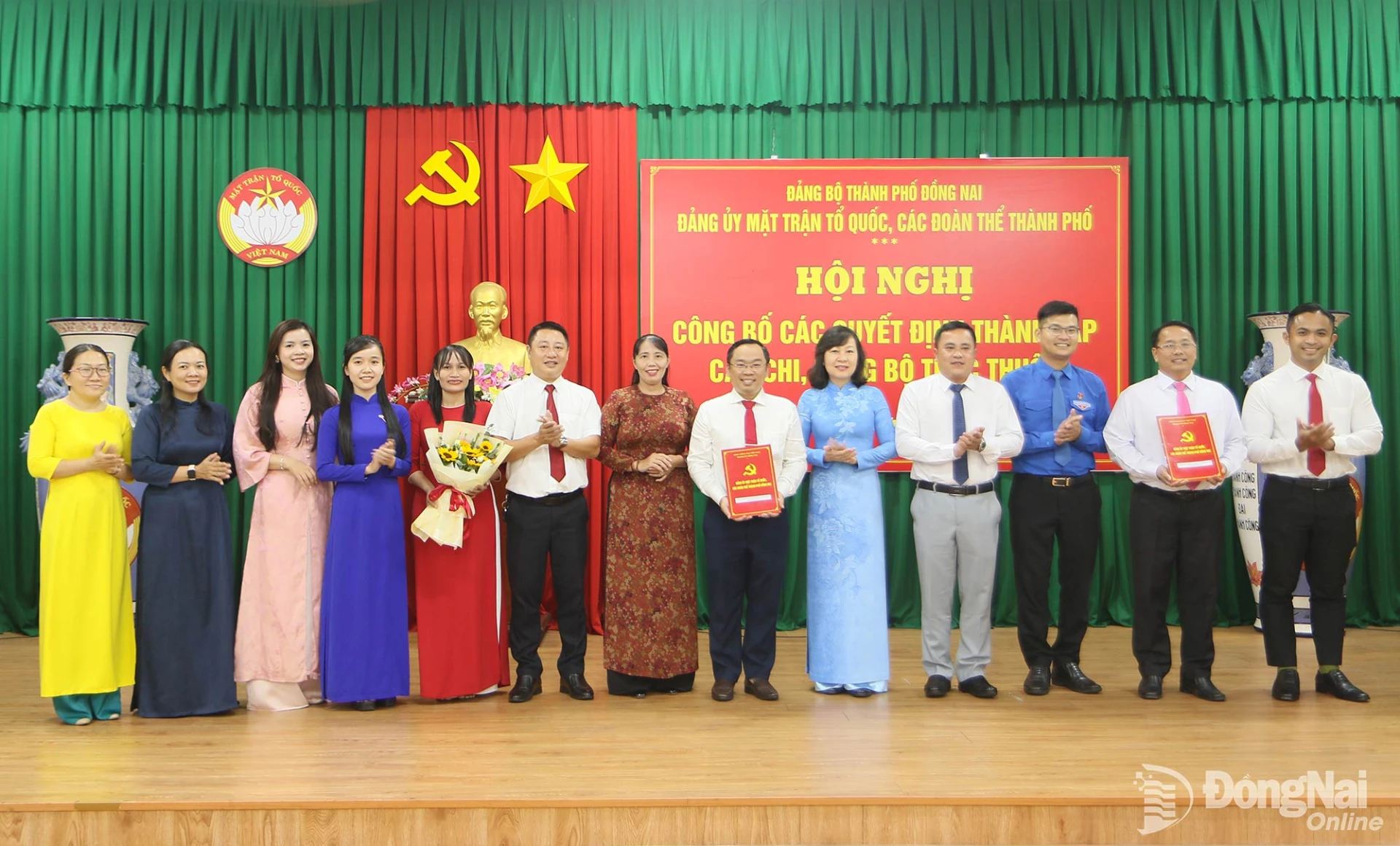 Phó Bí thư Thành ủy, Bí thư Đảng ủy MTTQ, các đoàn thể thành phố, Chủ tịch Ủy ban MTTQ Việt Nam thành phố Huỳnh Thị Hằng và Thành ủy viên, Phó Bí thư chuyên trách Đảng ủy MTTQ, các đoàn thể thành phố Lê Thị Thái trao quyết định thành lập Đảng bộ Thành đoàn. Ảnh: Văn Truyên