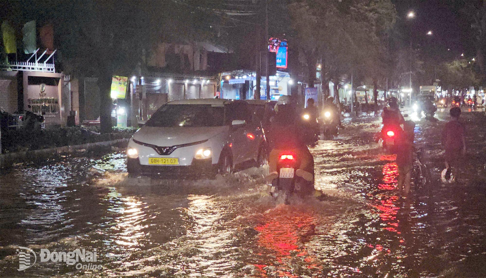 Đến khoảng 18h ngày 10-10, một đoạn của đường Nguyễn Văn Trị vẫn bị ngập. Ảnh: Phạm Tùng