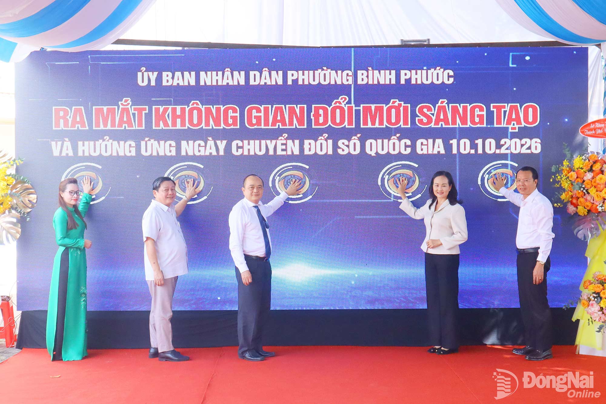 Ủy viên Ban Thường vụ Thành ủy, Bí thư Đảng ủy, Chủ tịch HĐND phường Bình Phước Giang Thị Phương Hạnh; lãnh đạo Sở Khoa học và Công nghệ, phường Bình Phước thực hiện nghi thức ra mắt không gian đổi mới sáng tạo. Ảnh: Thổ Tín