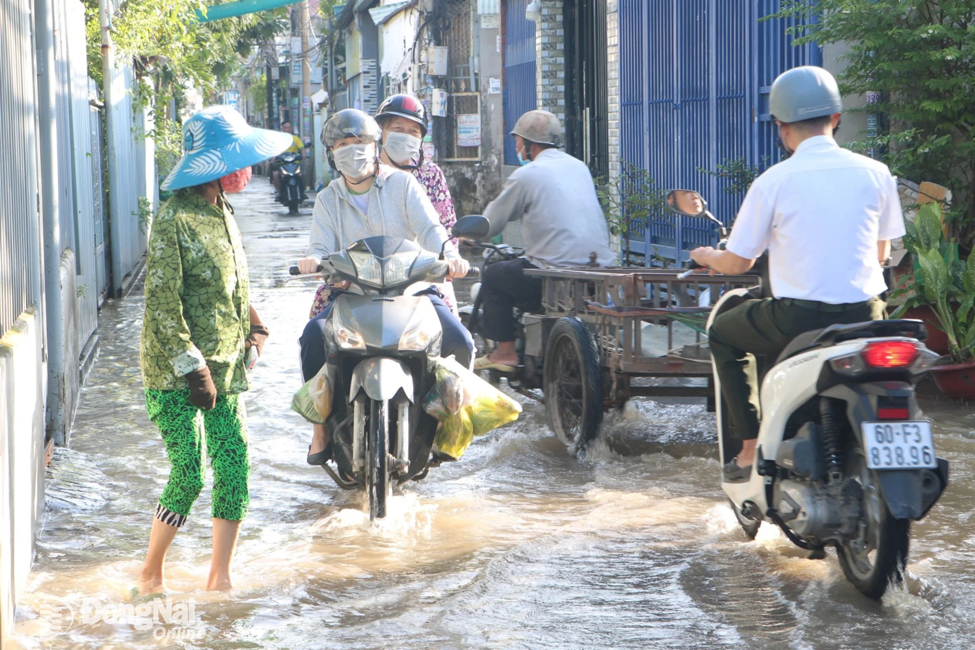 Đến khoảng 7h sáng 11-10, một số vị trí trên đường Huỳnh Văn Hớn, đoạn qua khu phố Tân Mai, phường Tam Hiệp vẫn còn bị ngập cục bộ. Ảnh: Phạm Tùng  