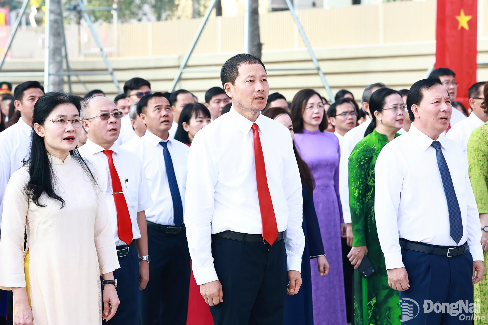 Các đại biểu dự lễ chào cờ hát Quốc ca. Ảnh: Công Nghĩa
