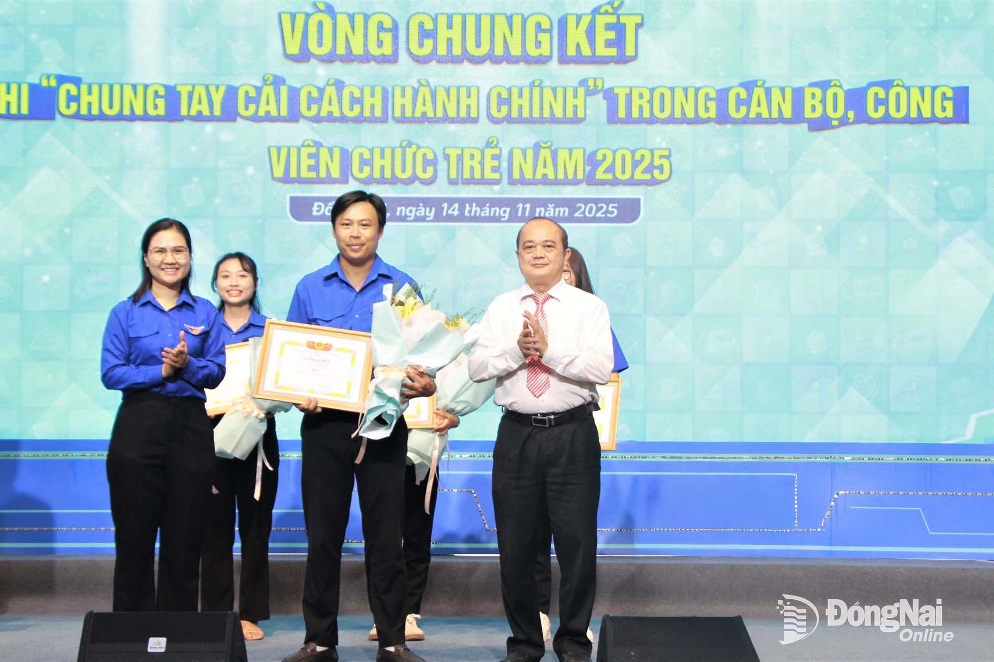 Với ý tưởng Trường học số - một chạm cho mọi thủ tục hành chính, anh Cao Tiến Dũng (giữa) đã đoạt giải nhất Cuộc thi Chung tay cải cách hành chính trong cán bộ, công chức, viên chức trẻ năm 2025.    