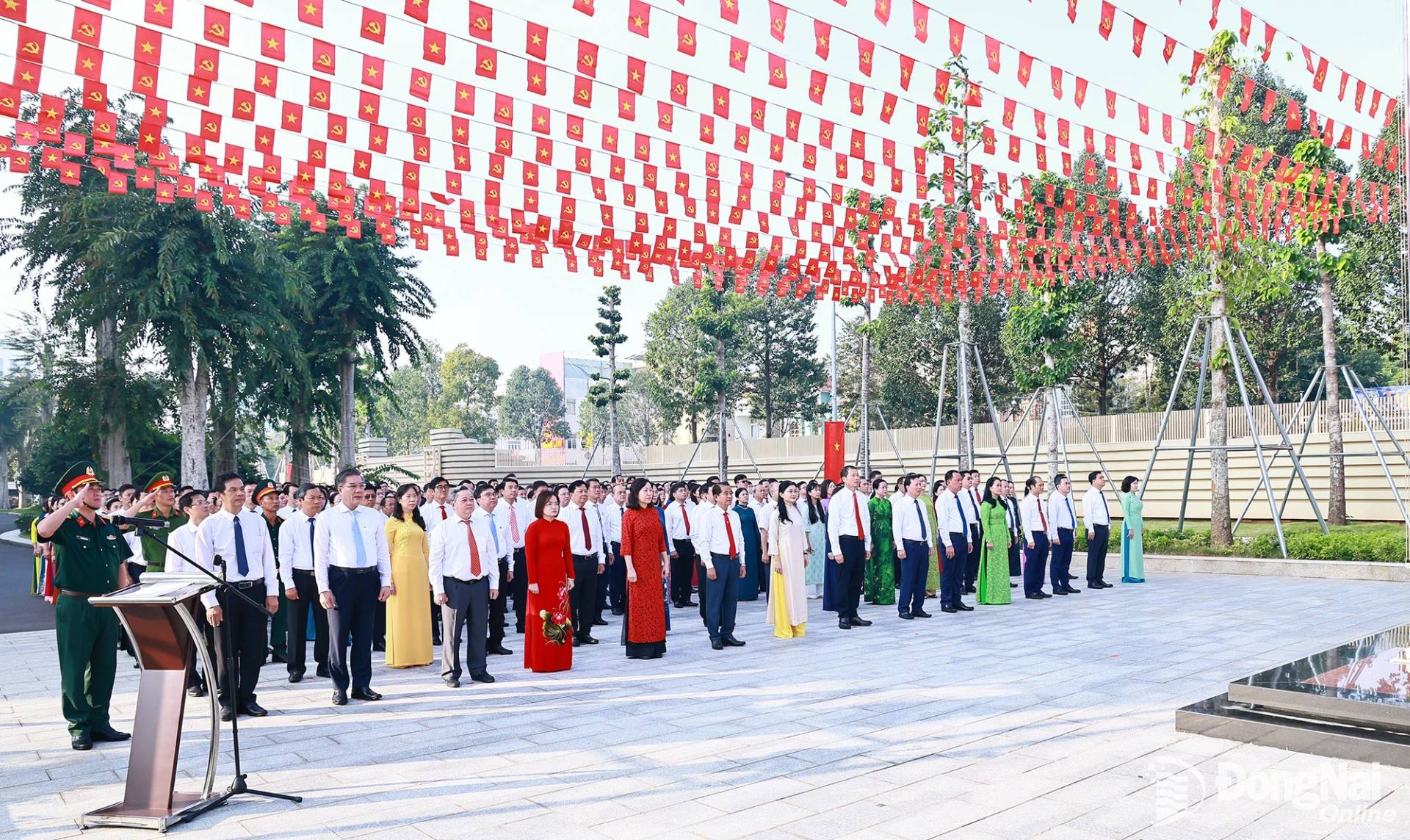 Nghi thức chào cờ đầu tuần diễn ra trang trọng trước Nhà thờ Bác Hồ trong khuôn viên Thành ủy. Ảnh: Công Nghĩa