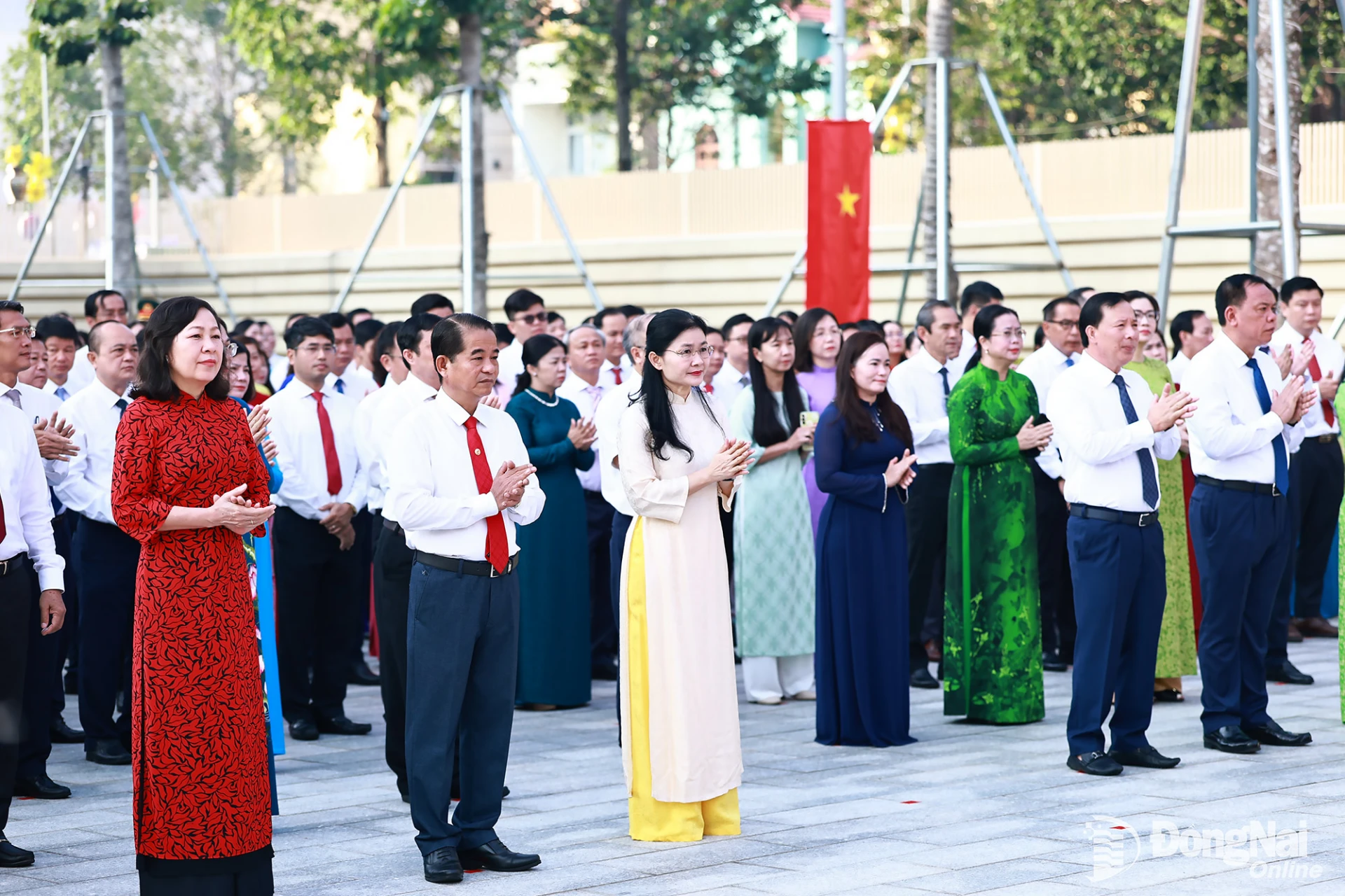 Buổi lễ chào cờ đầu tuần khích lệ tinh thần cho cán bộ, công chức thành phố bước vào tuần làm việc mới hiệu quả cao hơn, góp phần thực hiện thắng lợi nhiệm vụ năm 2026. Ảnh: Công Nghĩa