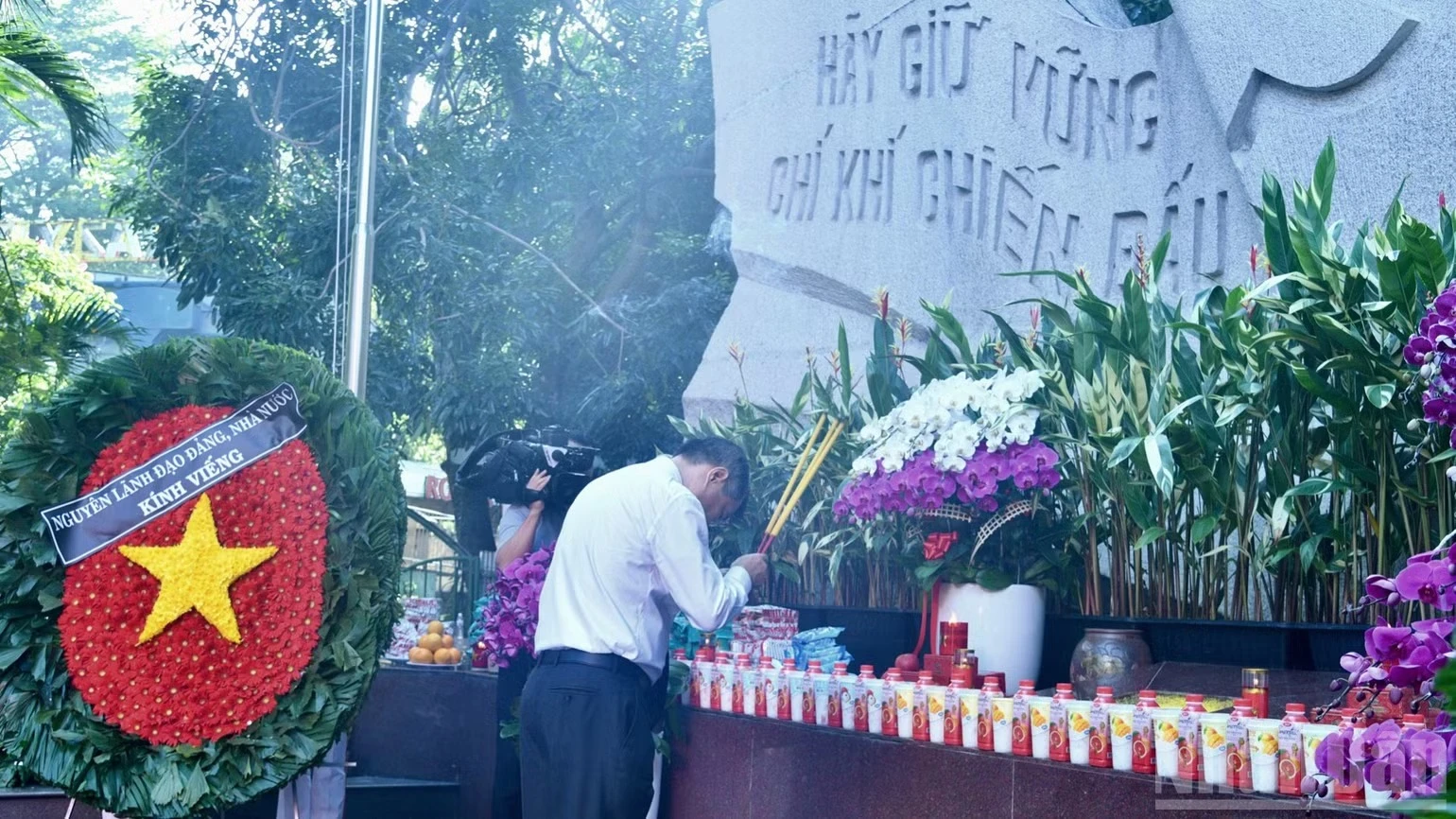 Thủ tướng Lê Minh Hưng thành kính dâng hương tưởng nhớ công lao to lớn của cố Tổng Bí thư Trần Phú. (Ảnh: THANH GIANG)