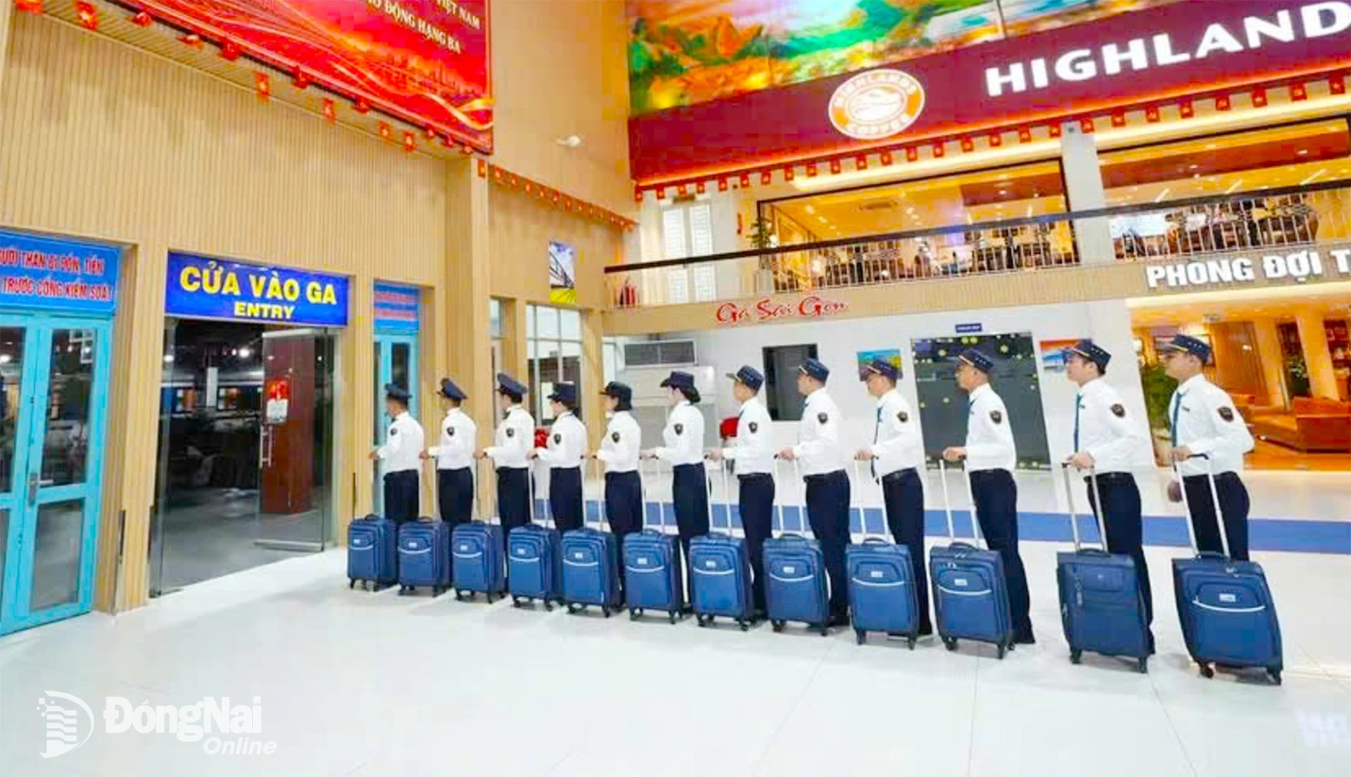 Đội ngũ trưởng tàu, tiếp viên được lựa chọn, đào tạo kỹ lưỡng về nghiệp vụ và kỹ năng giao tiếp. Ảnh: ĐVCC