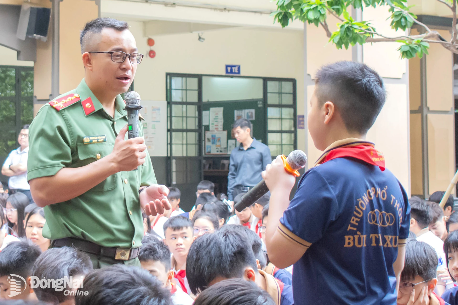 Đại úy Nguyễn Hữu Linh, Bí thư Chi đoàn Phòng An ninh mạng Công an thành phố tuyên truyền về an ninh mạng cho học sinh.