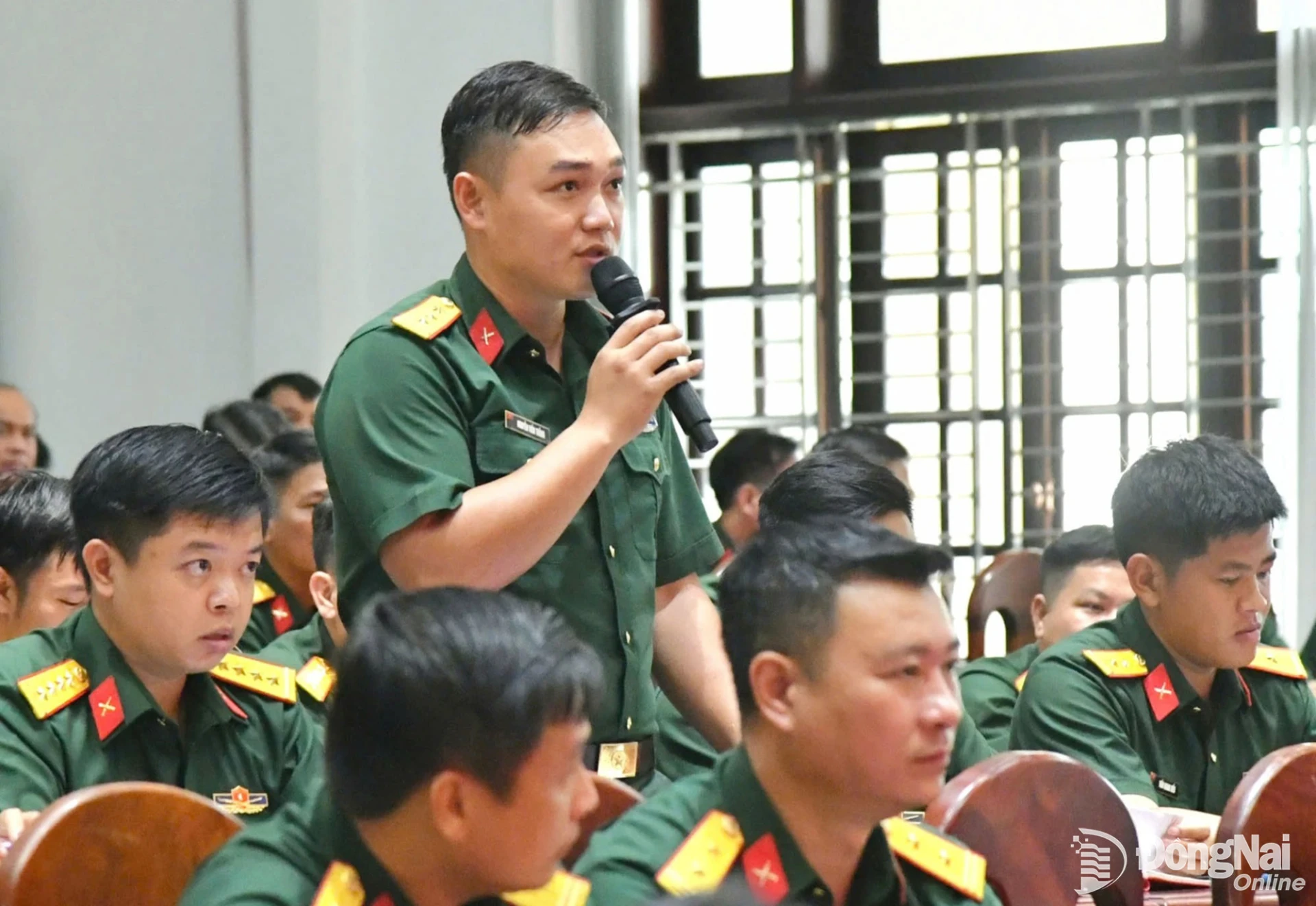 Cán bộ, quân nhân chuyên nghiệp trực tiếp trao đổi nhiều nội dung bộ đội quan tâm. Ảnh: Minh Tiến  