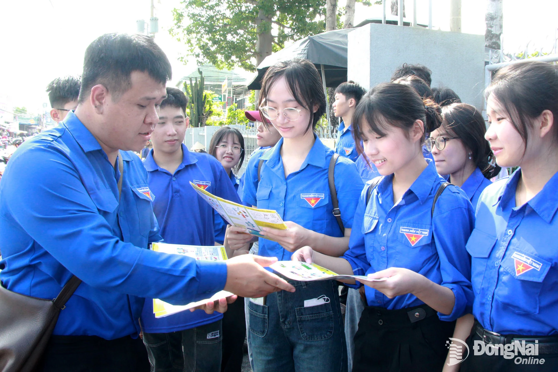 Đoàn viên, hội viên, thanh niên được cung cấp tờ thông tin phục vụ ra quân tuyên truyền phân loại rác thải tại nguồn cho người dân phường Trảng Dài.