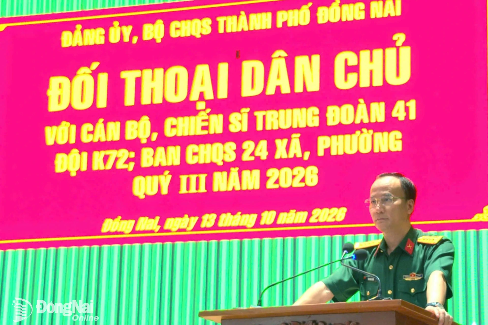 Đại tá Võ Thành Danh, Ủy viên Ban Thường vụ Thành ủy, Chỉ huy trưởng Bộ Chỉ huy Quân sự thành phố đối thoại với cán bộ, chiến sĩ. Ảnh: Minh Tiến  