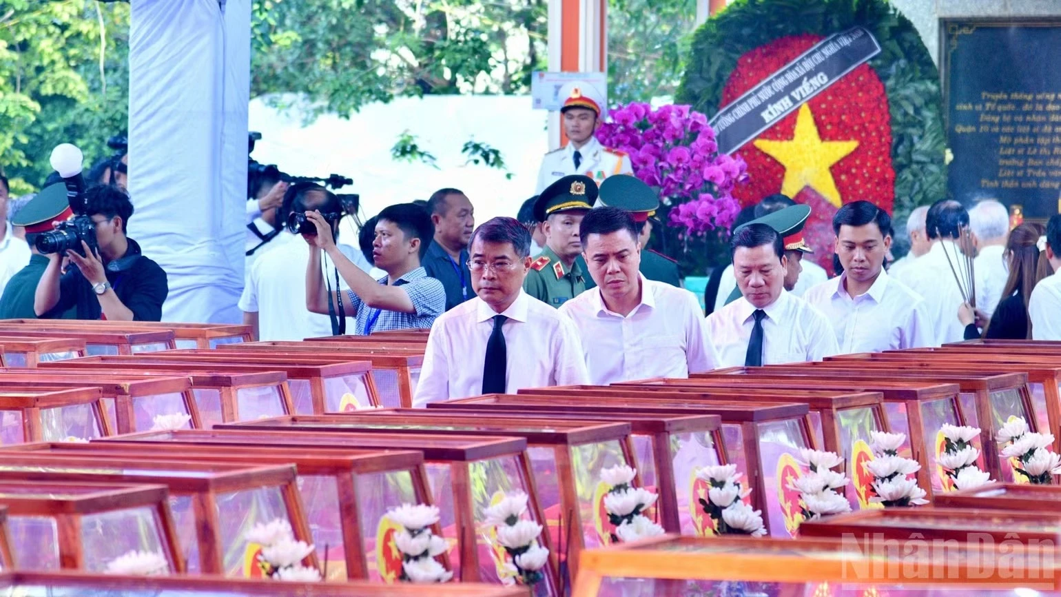 Thủ tướng Chính phủ Lê Minh Hưng vào viếng các Anh hùng liệt sĩ đã anh dũng hy sinh vì độc lập, tự do của Tổ quốc. Ảnh: THANH GIANG