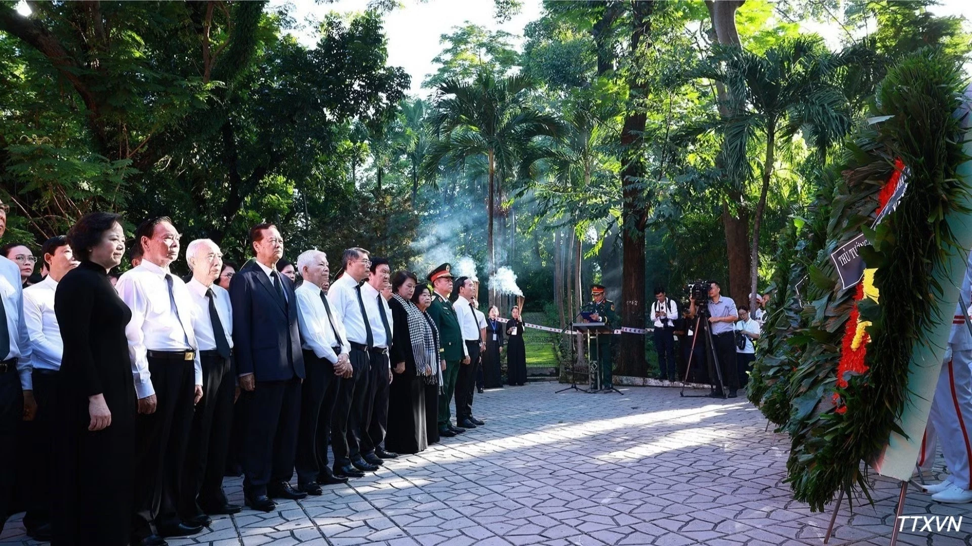 Thủ tướng Lê Minh Hưng dâng hoa, dâng hương tại Tượng đài cố Tổng Bí thư Trần Phú. (Ảnh: Dương Giang/TTXVN)  