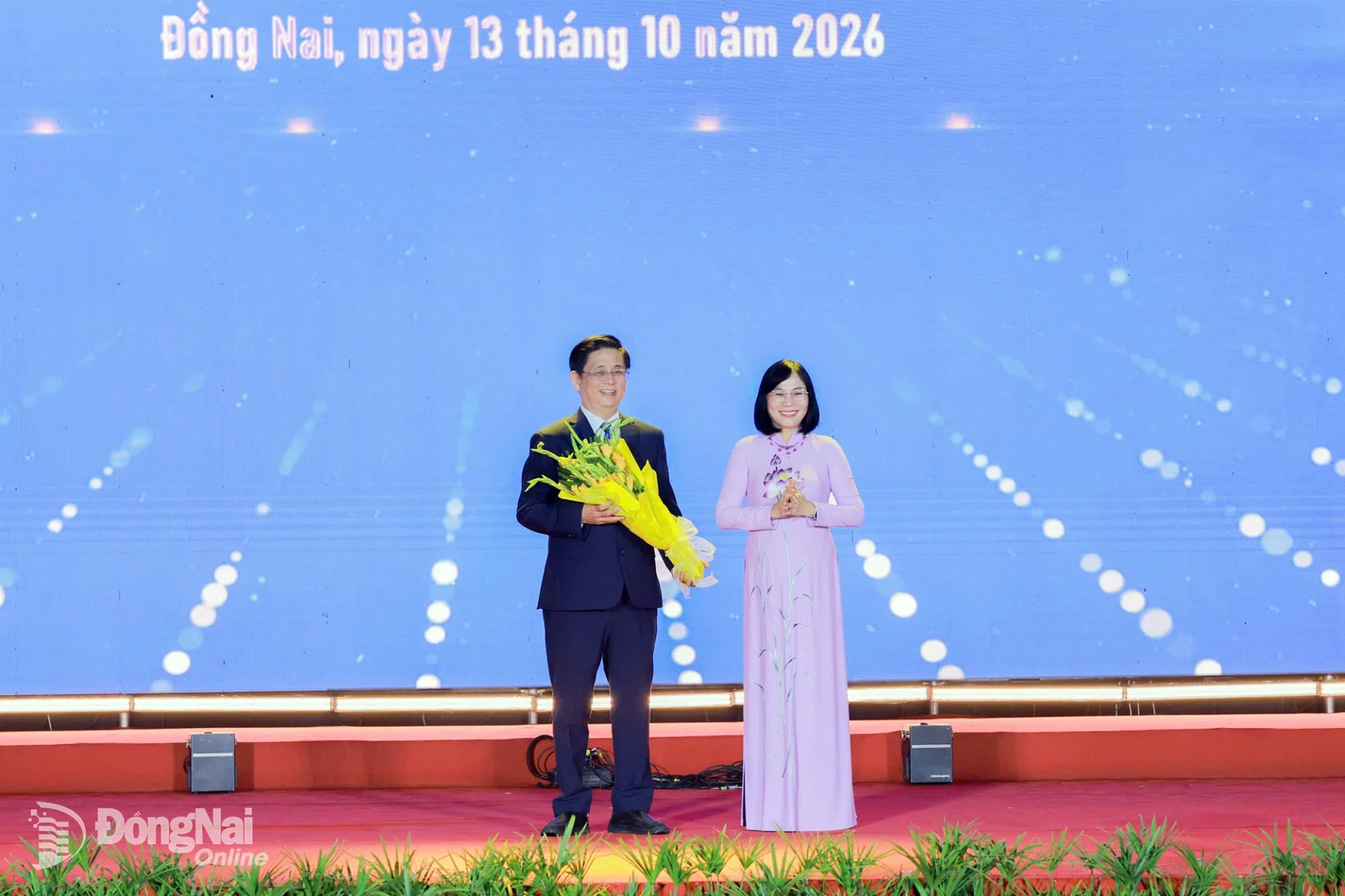 Thành ủy viên, Phó chủ tịch UBND thành phố Đồng Nai Nguyễn Thị Hoàng tặng hoa chúc mừng Ban giám hiệu Trường đại học Lạc Hồng