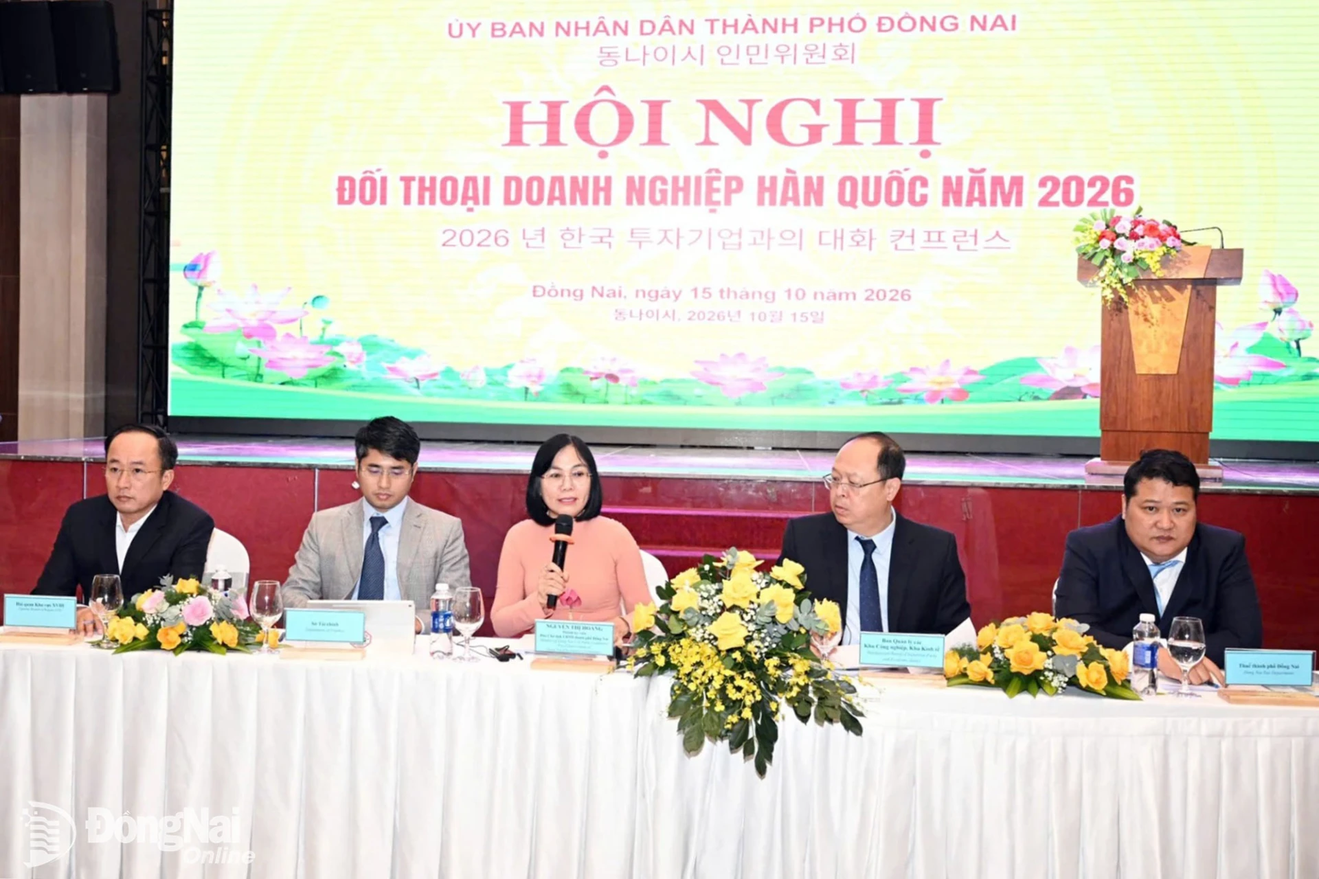 Lãnh đạo thành phố cùng các sở, ban, ngành đối thoại với doanh nghiệp Hàn Quốc. Ảnh: Ngọc Liên  
