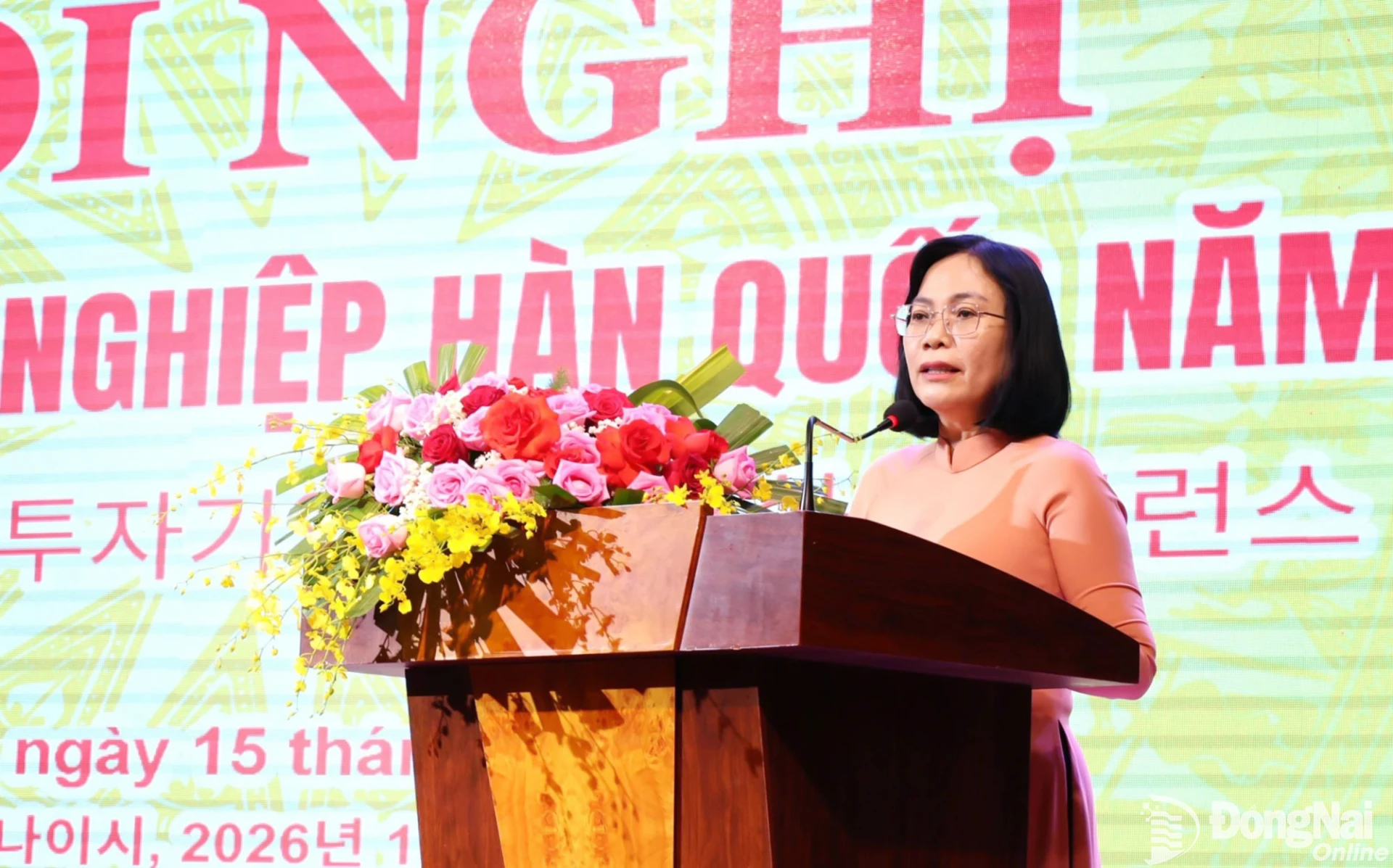 Thành ủy viên, Phó Chủ tịch UBND thành phố Nguyễn Thị Hoàng phát biểu tại hội nghị. Ảnh: Ngọc Liên  
