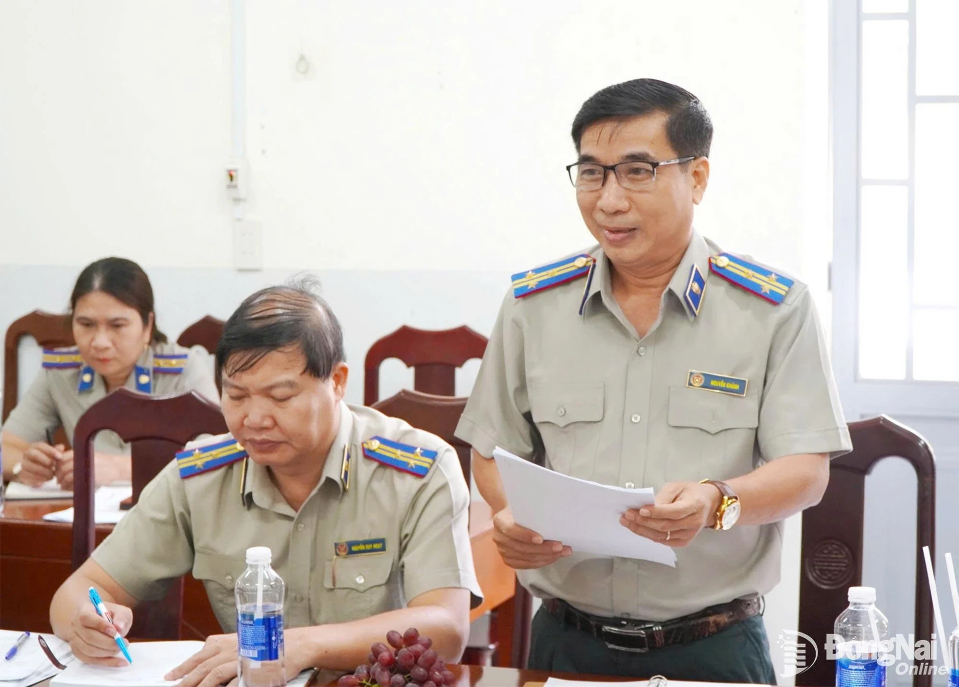 Ông Nguyễn Khánh, Trưởng phòng Thi hành án dân sự khu vực 4 thông tin về kết quả thực hiện công tác thi hành án dân sự khu vực 4. Ảnh: An Nhơn  