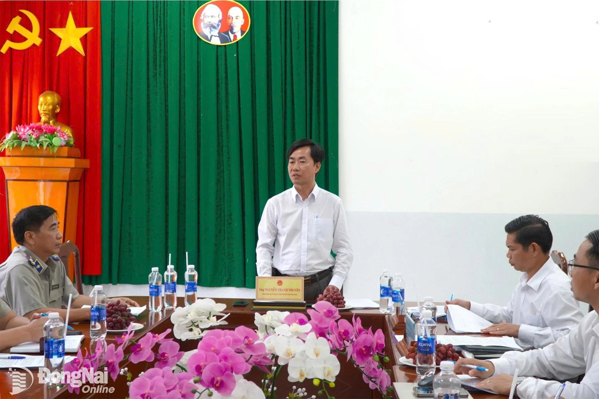 Trưởng ban Pháp chế HĐND thành phố Đồng Nai Nguyễn Thanh Thuyên, trưởng đoàn, phát biểu tại buổi làm việc. Ảnh: An Nhơn  