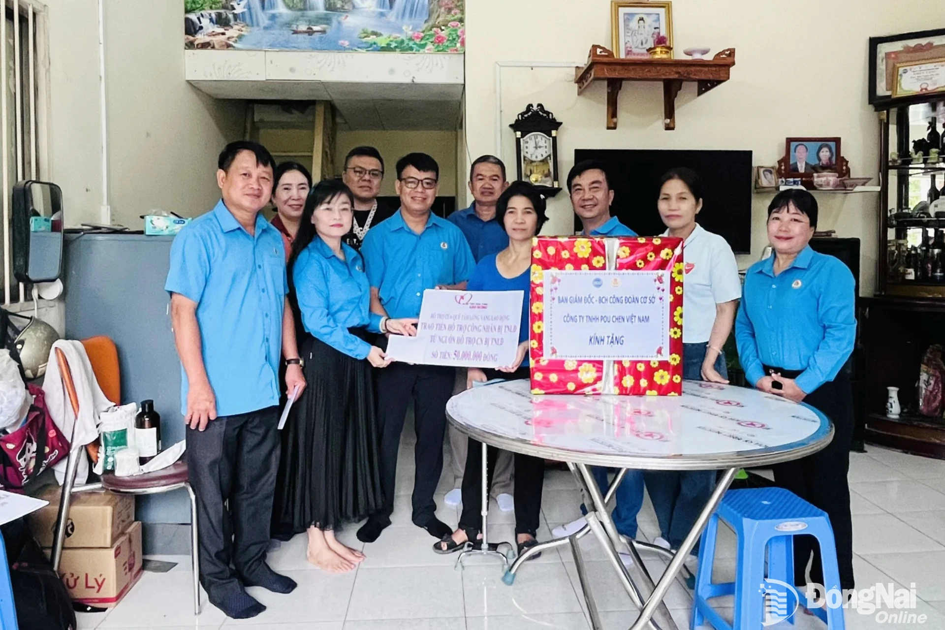 Đại diện Quỹ Tấm lòng vàng Báo Lao Động và Liên đoàn Lao động thành phố Đồng Nai trao hỗ trợ cho chị Nguyễn Thị Hoa. Ảnh: CĐCC  