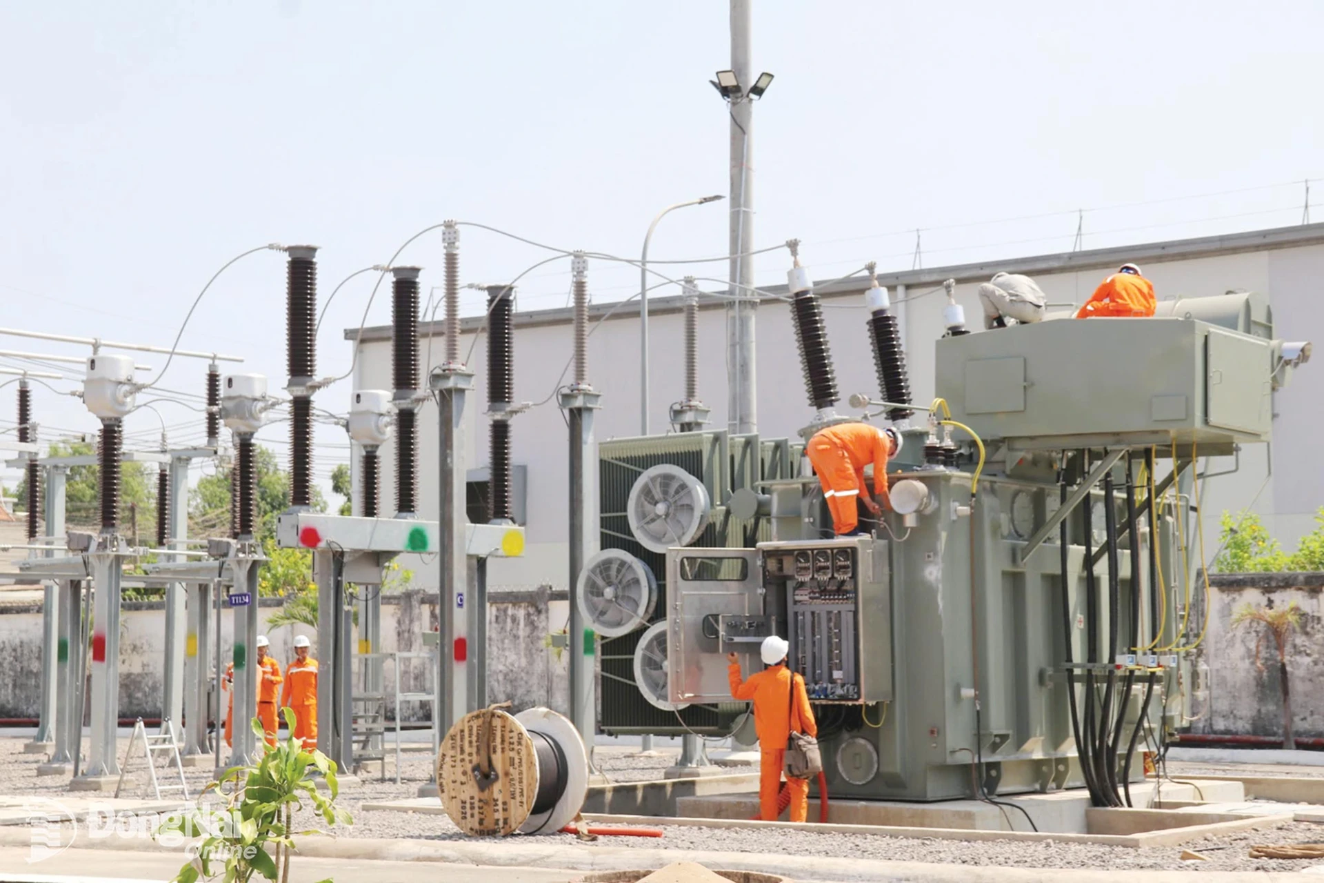 Nhân viên Công ty Điện lực Đồng Nai kiểm tra kỹ thuật trước khi đóng điện máy biến áp thứ 3 tại trạm 110kV An Phước. Ảnh: Thế Kiệt