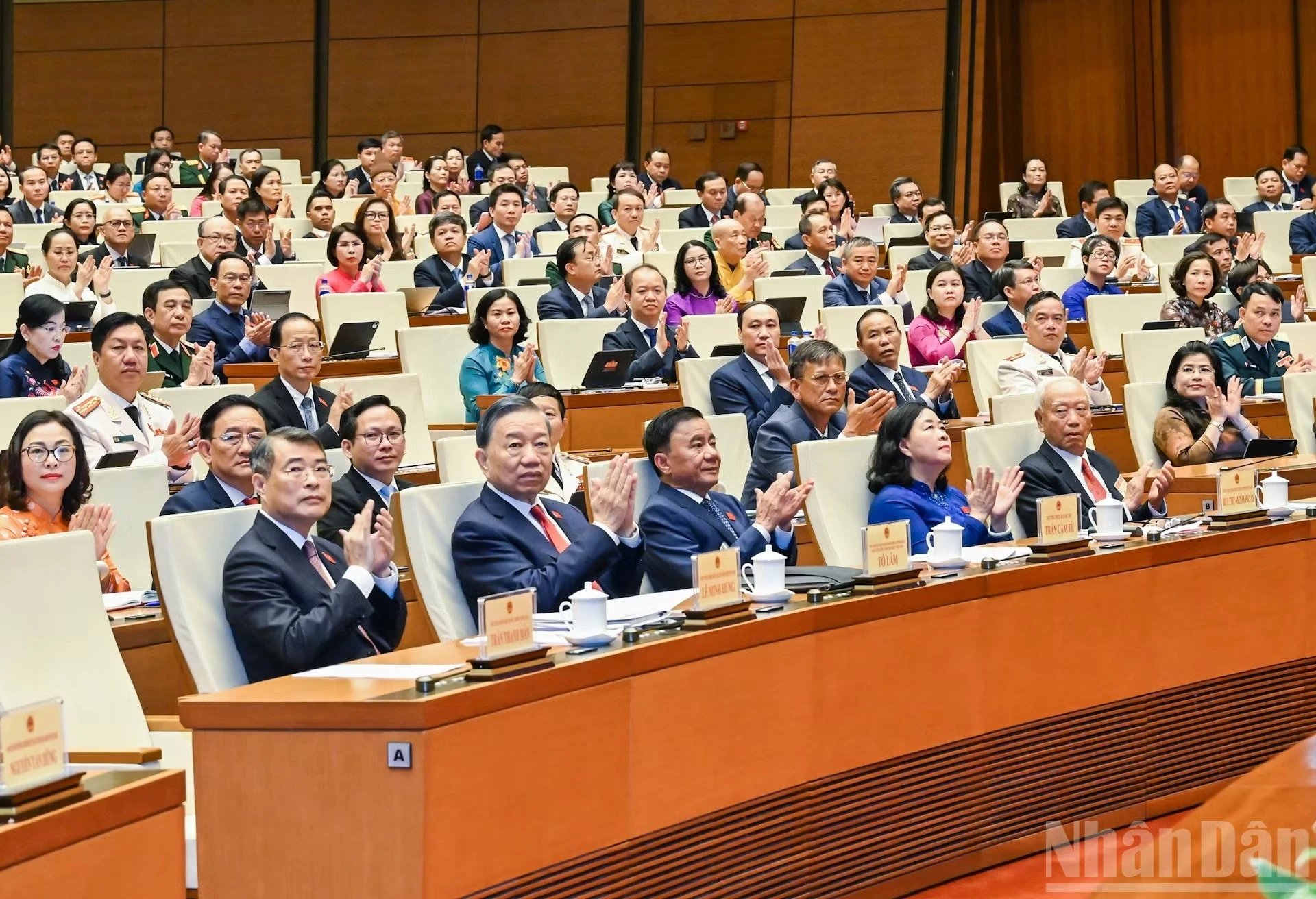 Tổng Bí thư, Chủ tịch nước Tô Lâm; Thủ tướng Chính phủ Lê Minh Hưng; Ủy viên Bộ Chính trị, Thường trực Ban Bí thư Trần Cẩm Tú; các đồng chí lãnh đạo, nguyên lãnh đạo Đảng và Nhà nước, các đại biểu Quốc hội dự phiên khai mạc. (Ảnh: DUY LINH)  