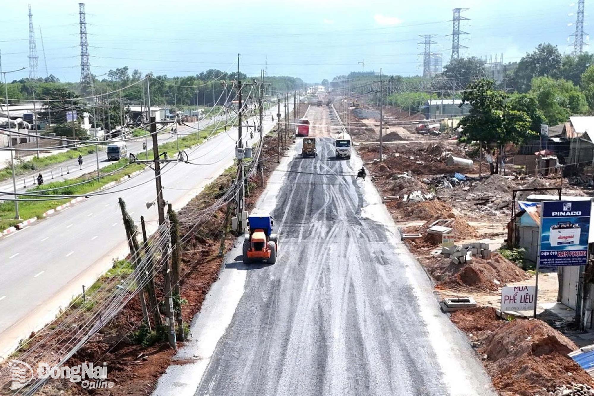 Thi công Dự án Nâng cấp đường 25B. Ảnh: Phạm Tùng