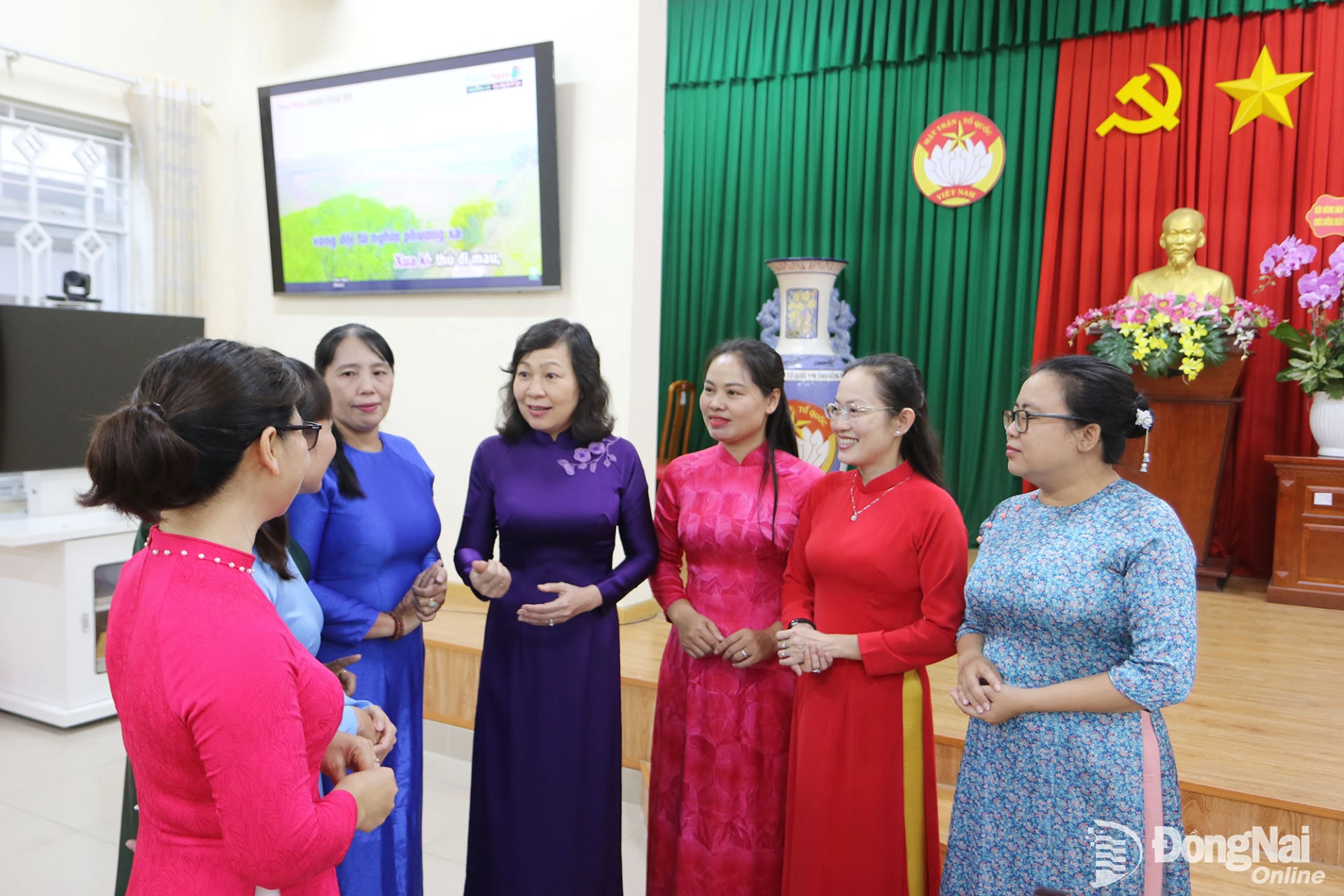 Phó Bí thư Thành ủy, Chủ tịch Ủy ban MTTQ Việt Nam thành phố Huỳnh Thị Hằng (giữa) trao đổi cùng các đại biểu tại chương trình họp mặt. Ảnh: Văn Truyên  