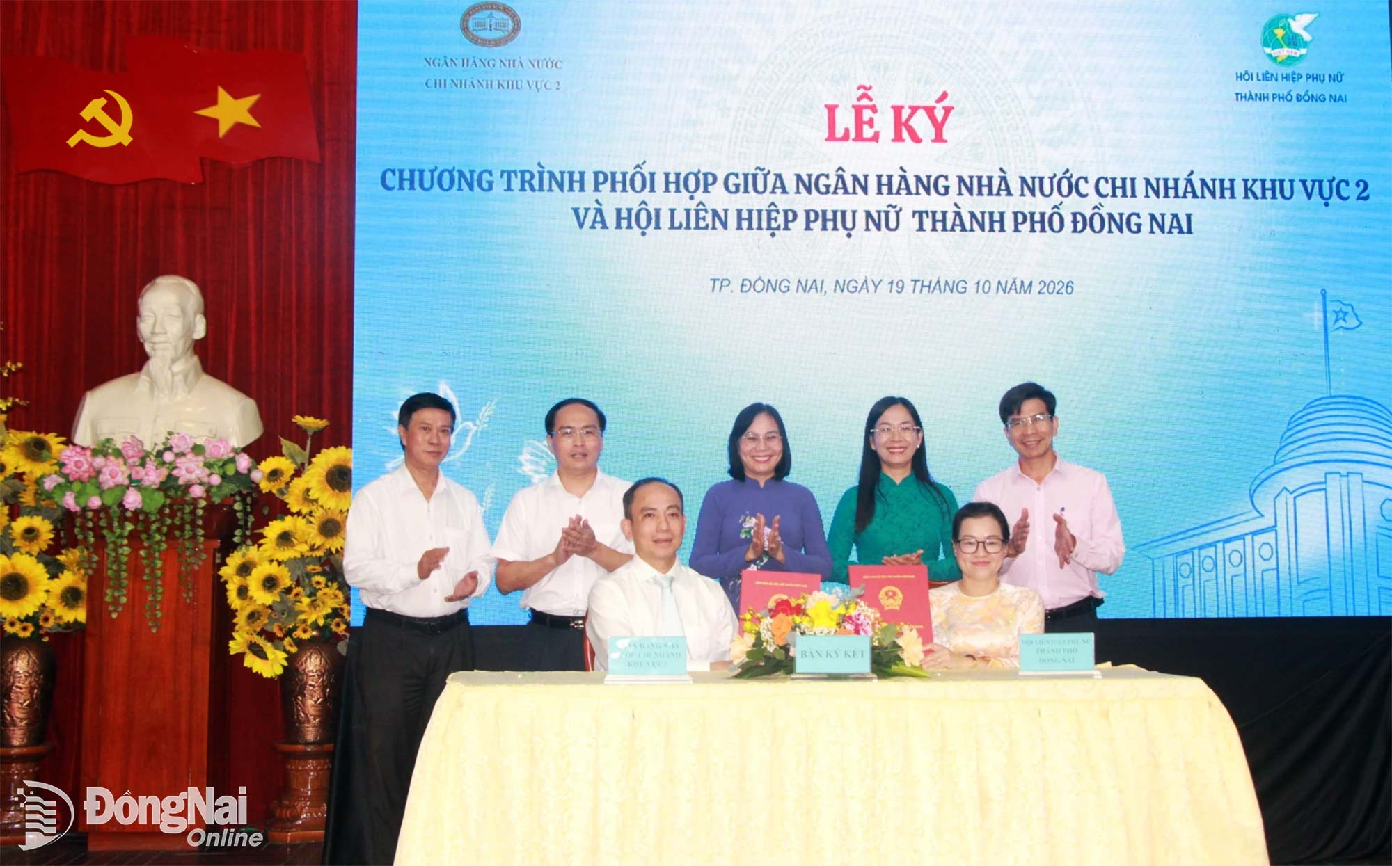 Đại diện Ngân hàng Nhà nước khu vực 2 và Hội Liên hiệp Phụ nữ thành phố Đồng Nai thực hiện nghi thức ký kết chương trình phối hợp. Ảnh: Nga Sơn