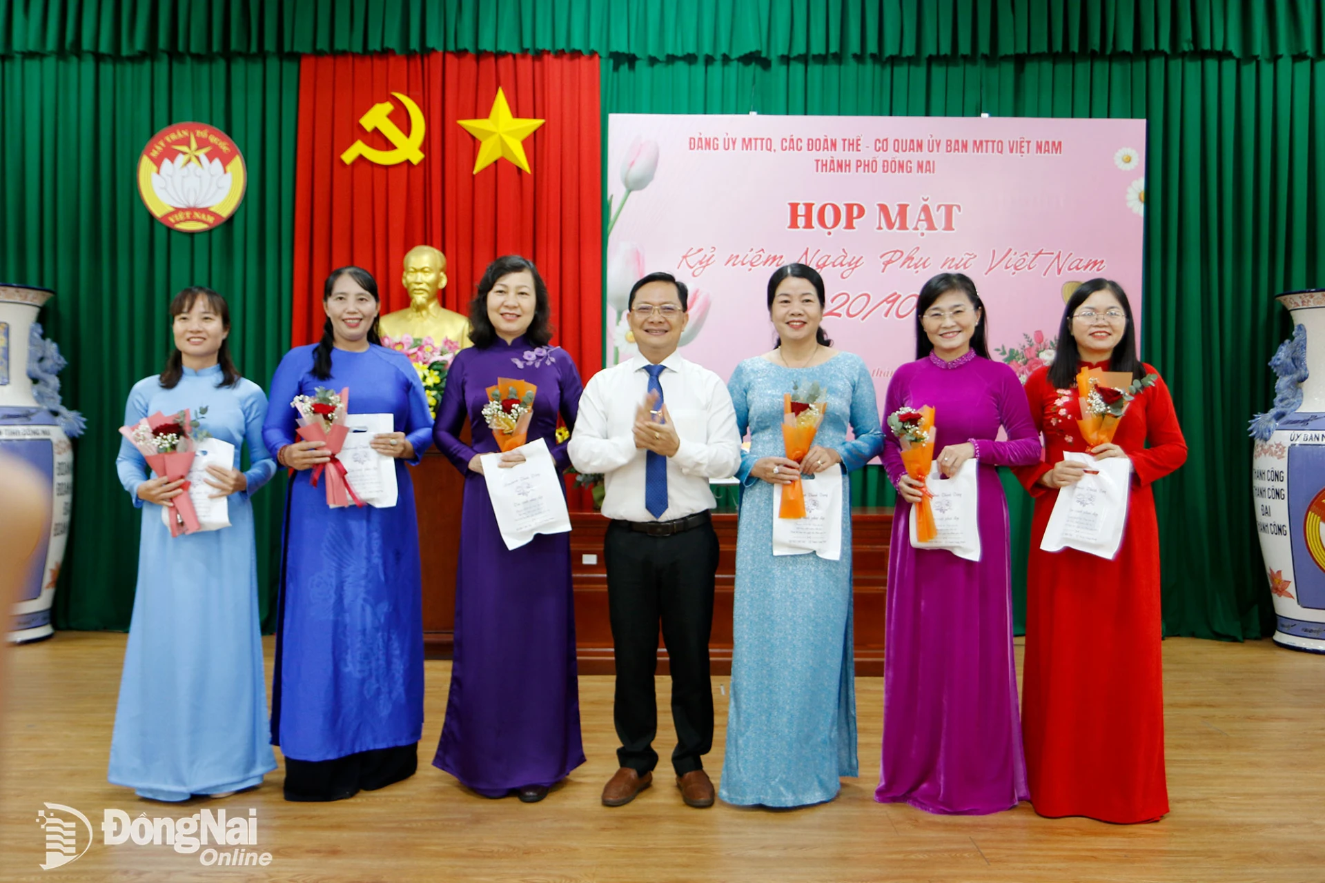 Ủy viên Ban Thường vụ Thành ủy, Phó Chủ tịch Thường trực Ủy ban MTTQ Việt Nam thành phố Hà Anh Dũng tặng quà chúc mừng ngày 20-10 đến Phó Bí thư Thành ủy, Chủ tịch Ủy ban MTTQ Việt Nam thành phố Huỳnh Thị Hằng cùng các đại biểu. Ảnh: Văn Truyên  
