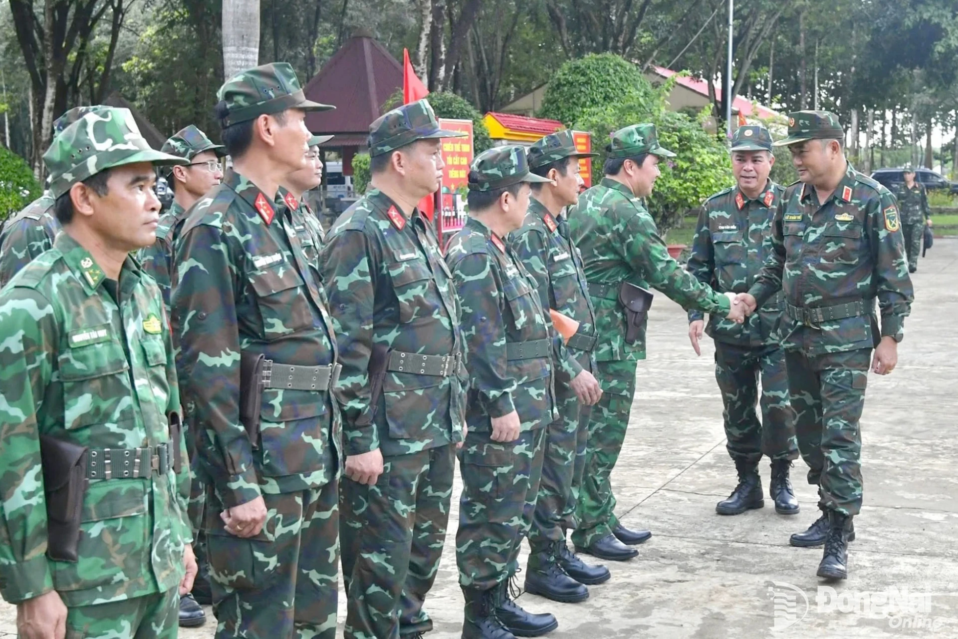 Trung tướng Lê Xuân Thế, Ủy viên Trung ương Đảng, Tư lệnh Quân khu 7 thăm, kiểm tra và động viên lực lượng vũ trang thành phố Đồng Nai. Ảnh: Minh Tiến  