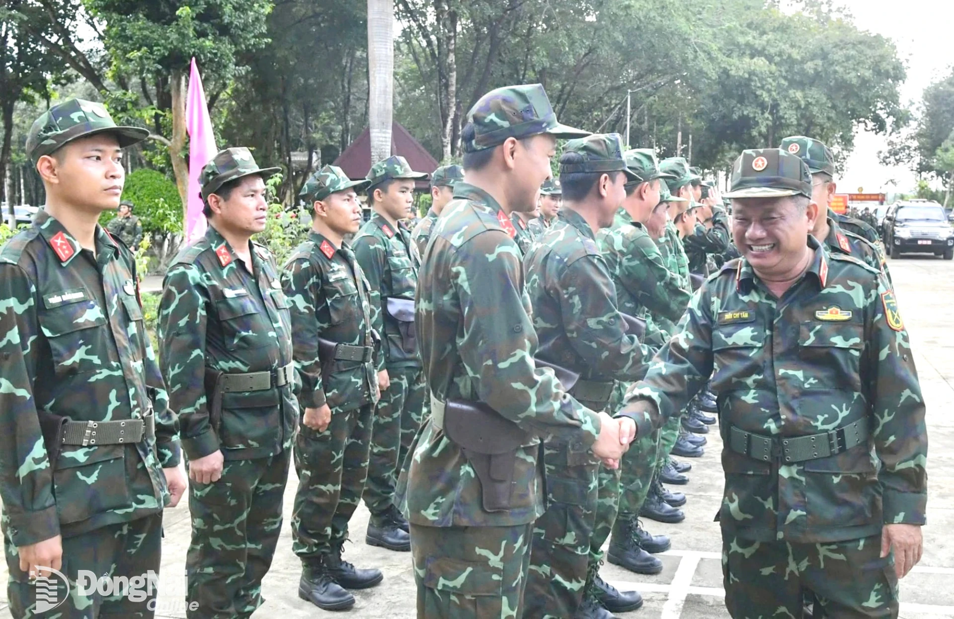 Thiếu tướng Trần Chí Tâm, Phó Chính ủy Quân khu 7 động viên, kiểm tra tại Đại đội Bộ binh 1, Trung đoàn 41, Bộ Chỉ huy Quân sự thành phố Đồng Nai. Ảnh: Minh Tiến  