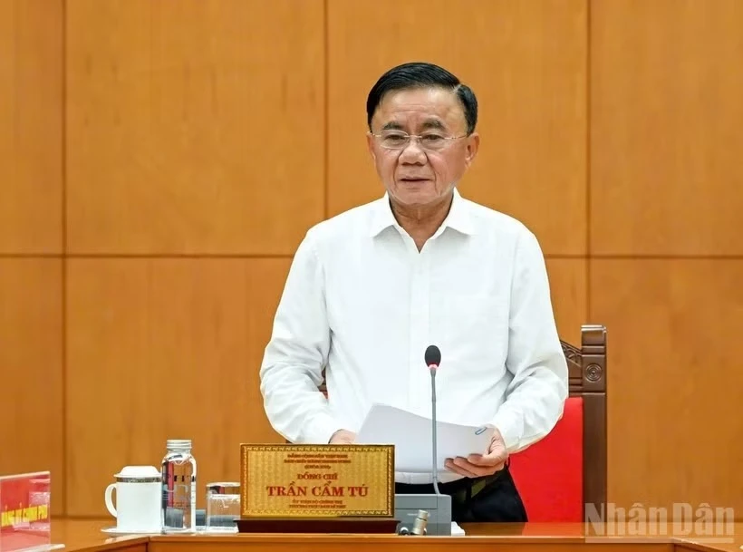 Thường trực Ban Bí thư Trần Cẩm Tú ký ban hành Kết luận số 107-KL/TW ngày 17/10/2026 về hoàn thiện hệ thống vị trí việc làm trong hệ thống chính trị gắn với xây dựng đội ngũ cán bộ và quản lý biên chế. (Ảnh: DUY LINH)  