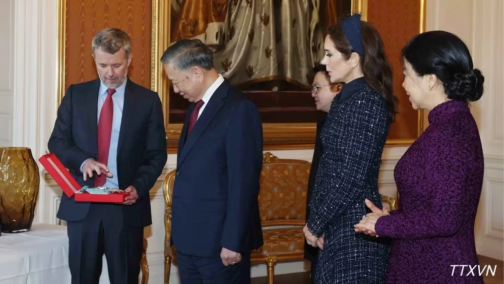 Nhà Vua Frederik X trao tặng Tổng Bí thư, Chủ tịch nước Tô Lâm Huân chương Voi (Order of the Elephant) - Huân chương cao quý nhất của Vương quốc Đan Mạch. (Ảnh: Thống Nhất/TTXVN)  