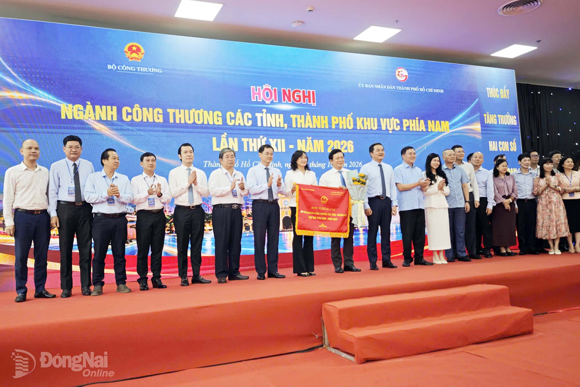 Lãnh đạo Bộ Công thương trao cờ đăng cai hội nghị ngành công thương các tỉnh, thành phố khu vực phía Nam năm 2027 cho thành phố Đồng Nai. Ảnh: Hải Quân