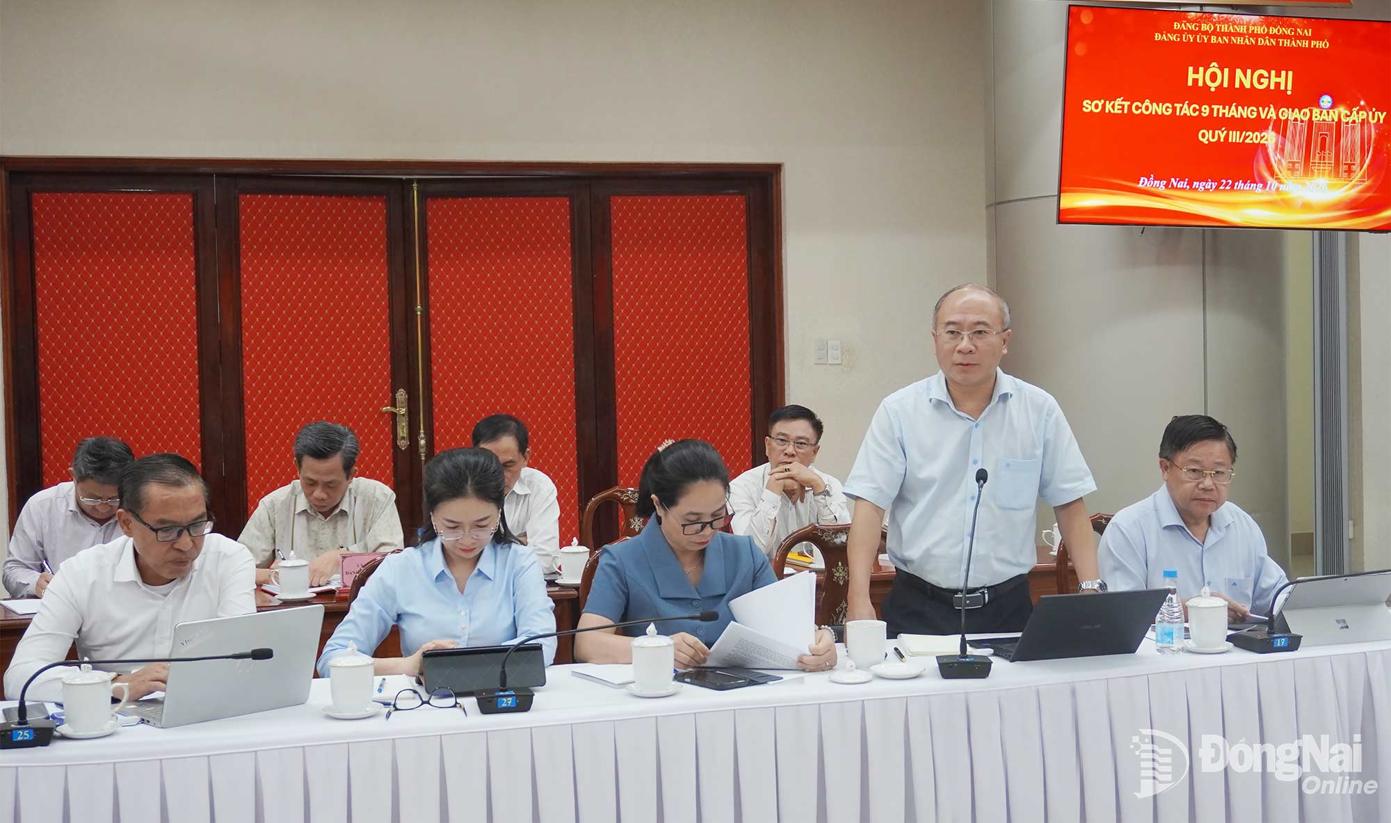 Đại diện các cấp ủy trực thuộc Đảng ủy UBND thành phố thảo luận tại hội nghị. Ảnh: Phương Hằng