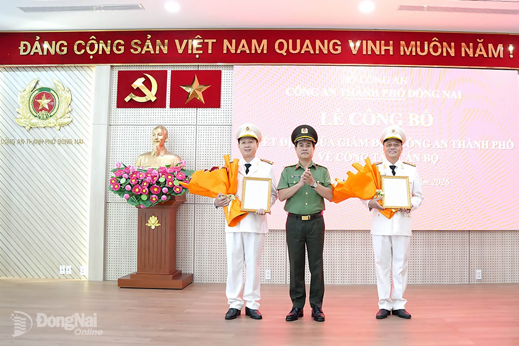 Thiếu tướng Nguyễn Đức Hải, Ủy viên Ban Thường vụ Thành ủy, Bí thư Đảng ủy, Giám đốc Công an thành phố trao quyết định, tặng hoa cho các đồng chí được bổ nhiệm. Ảnh: Đ.A