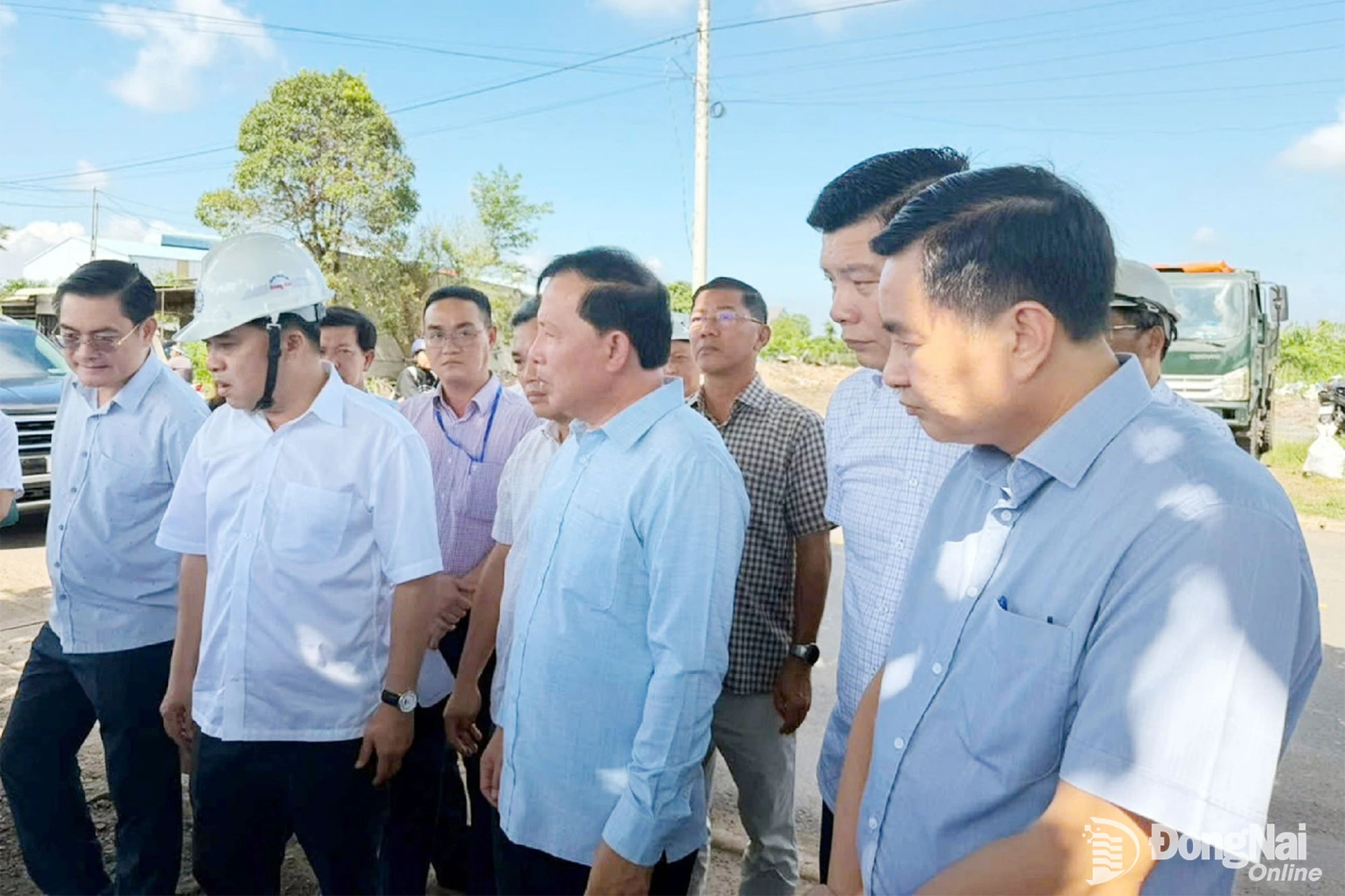 Các đơn vị báo cáo với Phó Bí thư Thành ủy, Chủ tịch UBND thành phố Nguyễn Văn Út về tiến độ thi công Dự án đường Vành đai 4 - Thành phố Hồ Chí Minh. Ảnh: ĐD