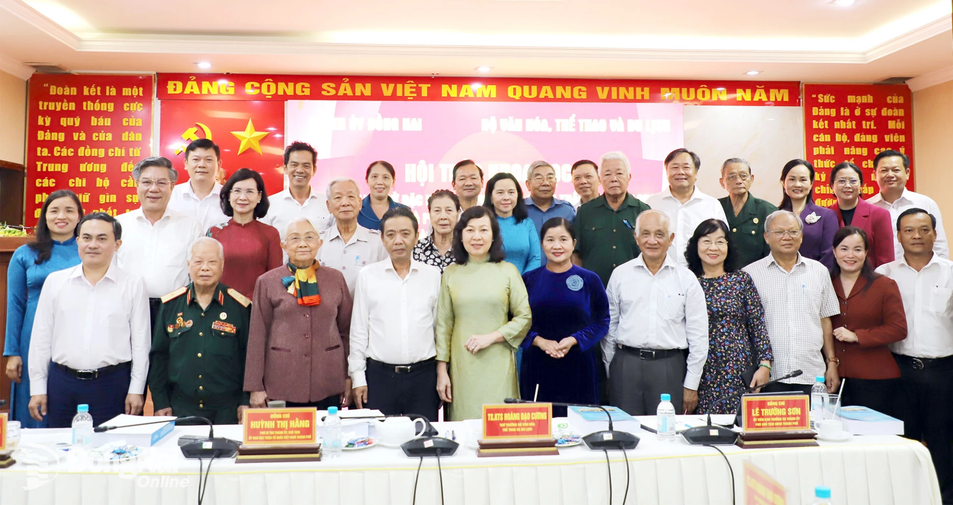 Các đại biểu chụp hình tại hội thảo. Ảnh: My Ny