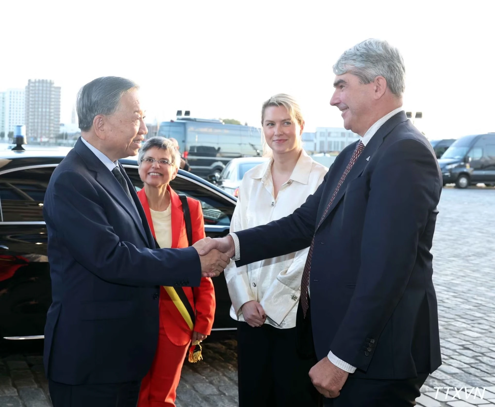 Lãnh đạo cảng Antwerp-Bruges đón Tổng Bí thư, Chủ tịch nước Tô Lâm đến thăm cảng. Ảnh: TTXVN  