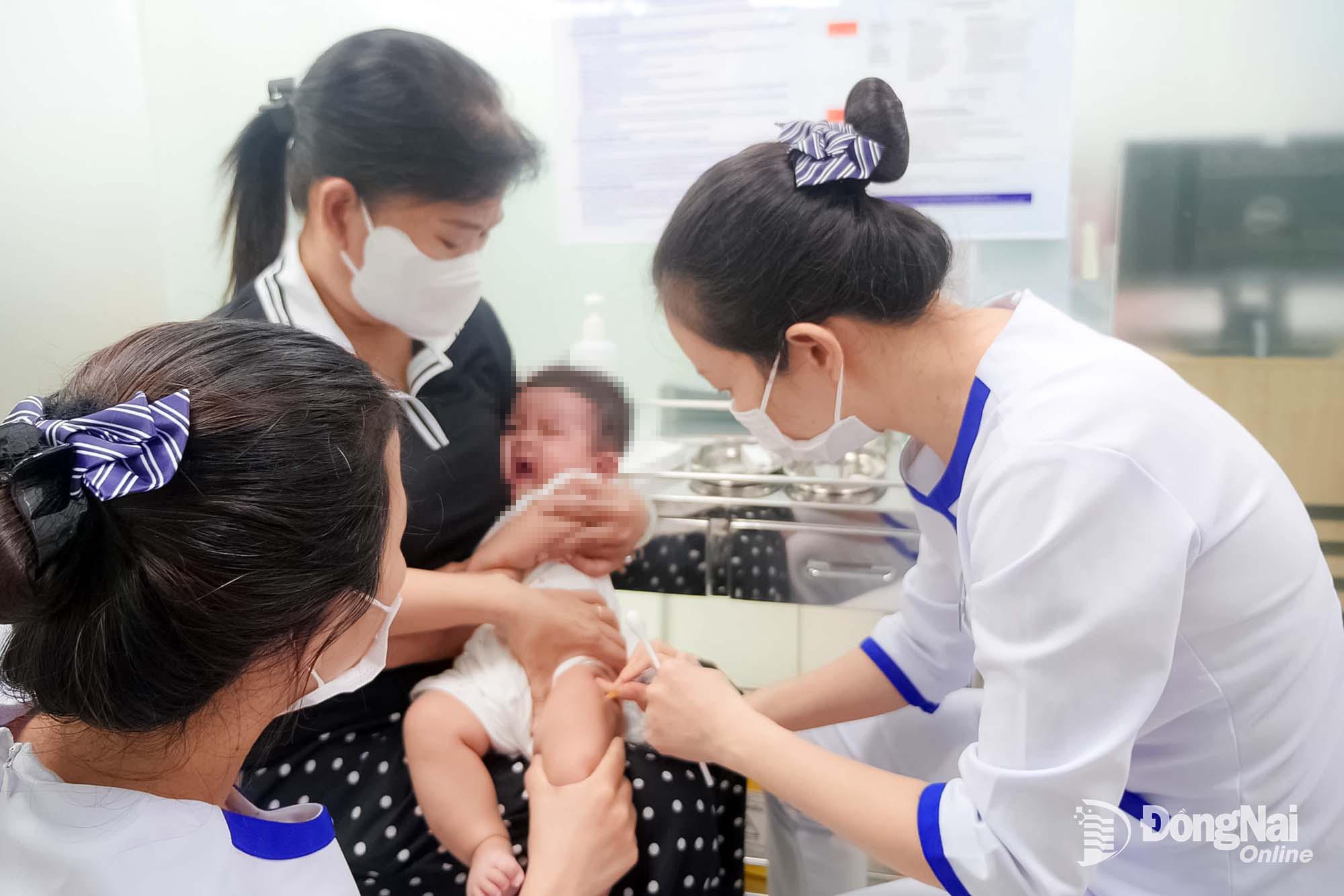 Tiêm vaccine phòng bệnh do não mô cầu cho trẻ nhỏ tại Trung tâm Tiêm chủng vaccine cho trẻ em và người lớn Đồng Nai. Ảnh: Hạnh Dung