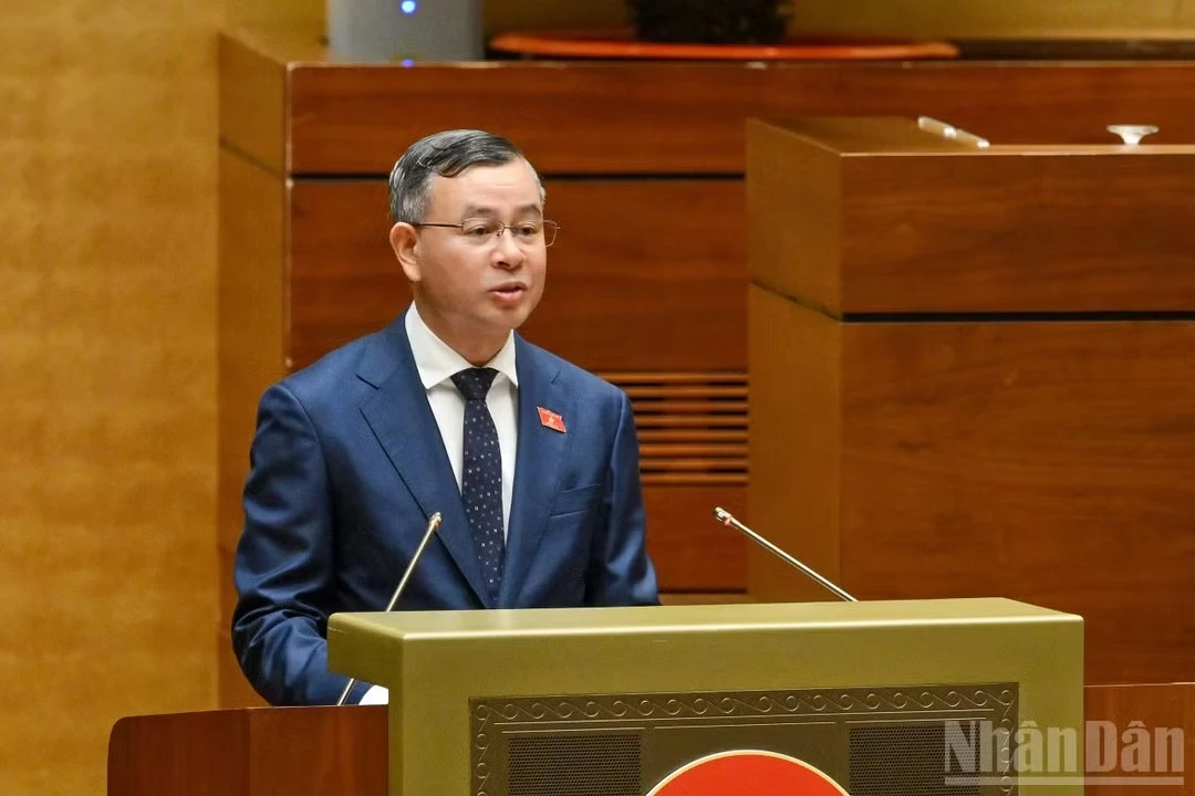 Bộ trưởng Tài chính Ngô Văn Tuấn trình bày tờ trình tóm tắt dự án Luật. (Ảnh: THỦY NGUYÊN)