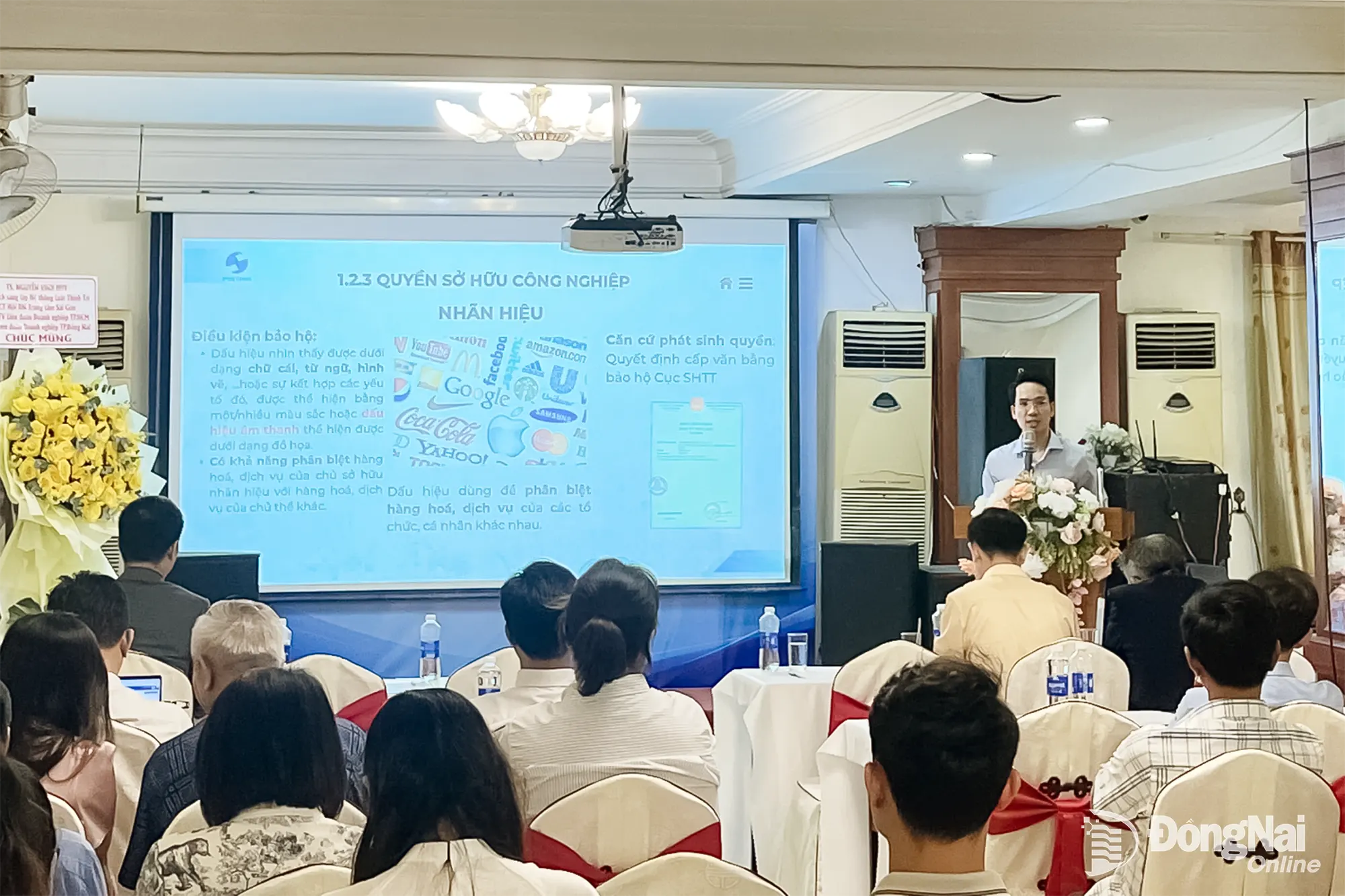 Các diễn giả trình bày tham luận tại hội thảo. Ảnh: Hải Quân