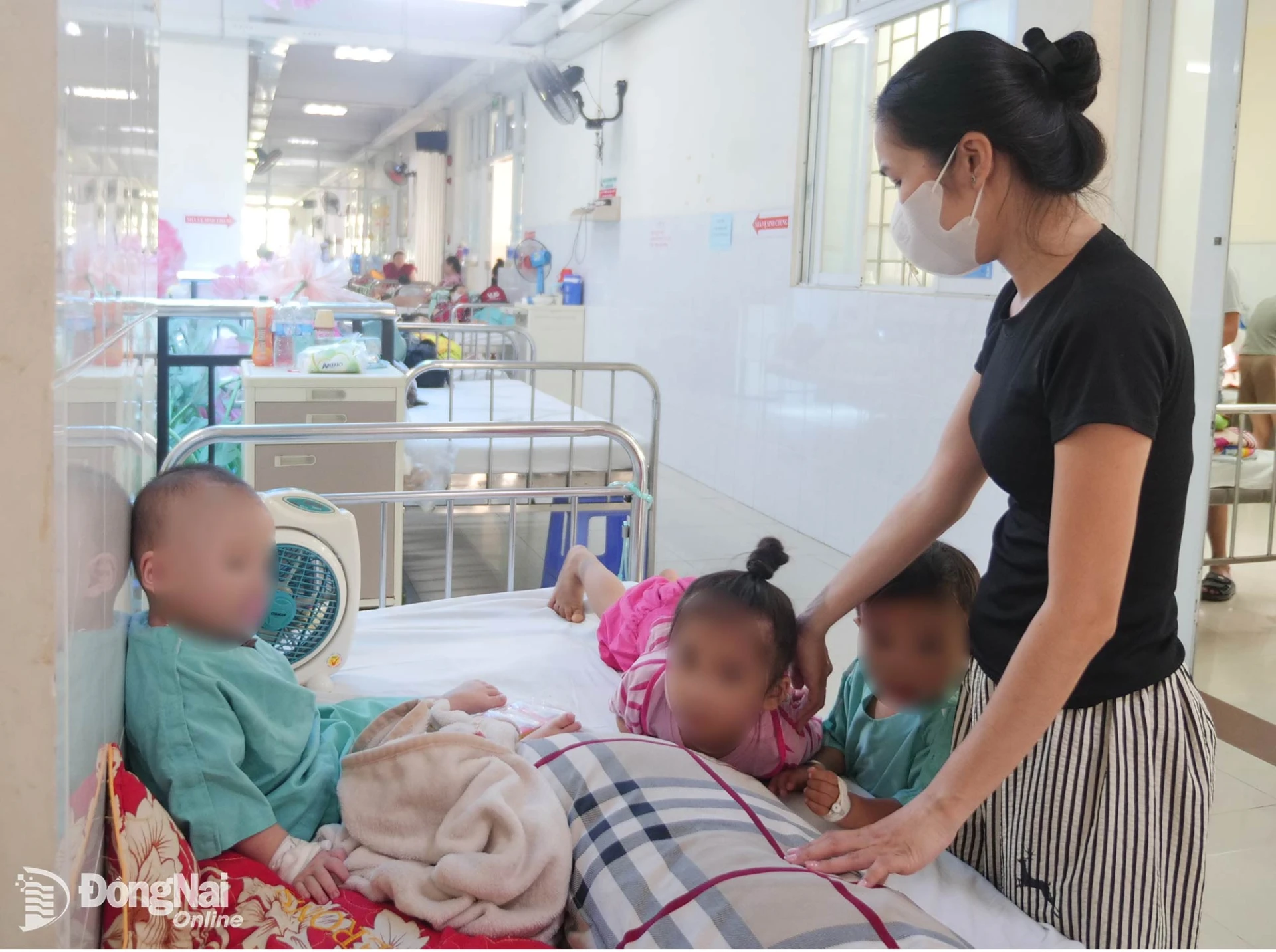 Do số lượng bệnh nhân nhập viện tăng cao, nhiều bệnh nhân được bố trí các giường ngoài hành lang. Ảnh: Hạnh Dung