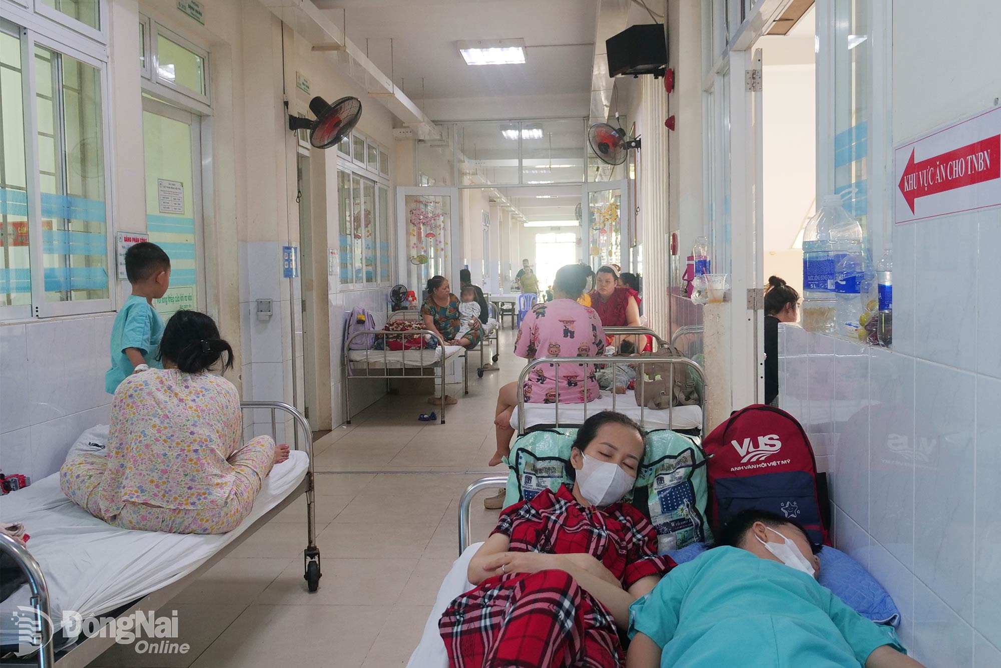Hành lang được kê thêm giường bệnh để đáp ứng cho số lượng bệnh nhi tăng cao. Ảnh: Hạnh Dung