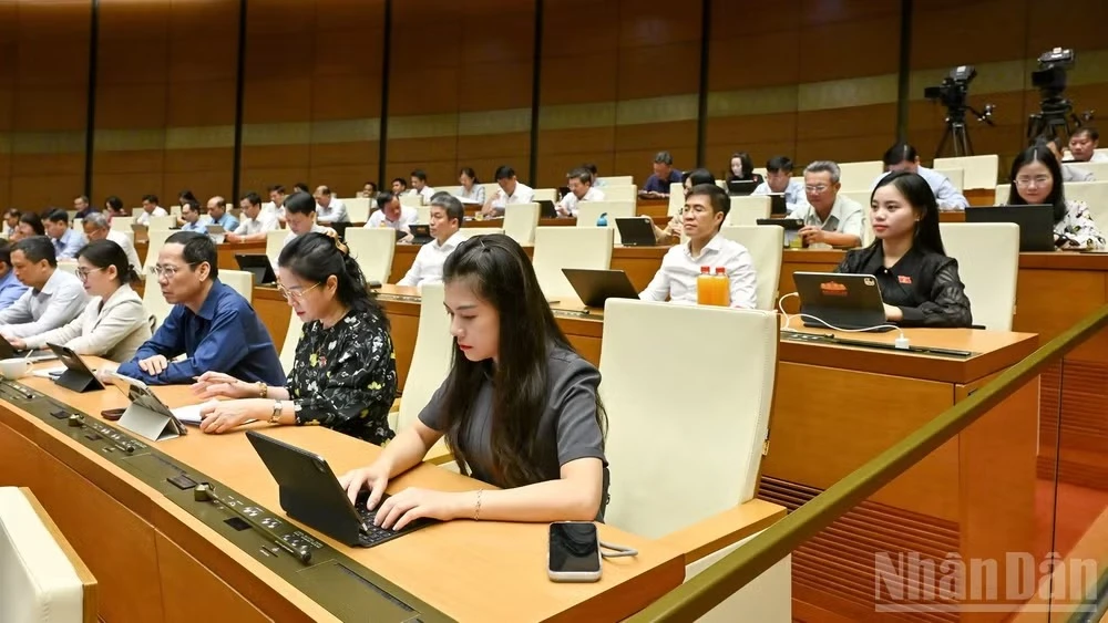 Quốc hội làm việc tại hội trường nghe Tờ trình và Báo cáo thẩm tra về Dự án Luật sửa đổi, bổ sung một số điều của Luật Bảo vệ môi trường. (Ảnh: THỦY NGUYÊN)