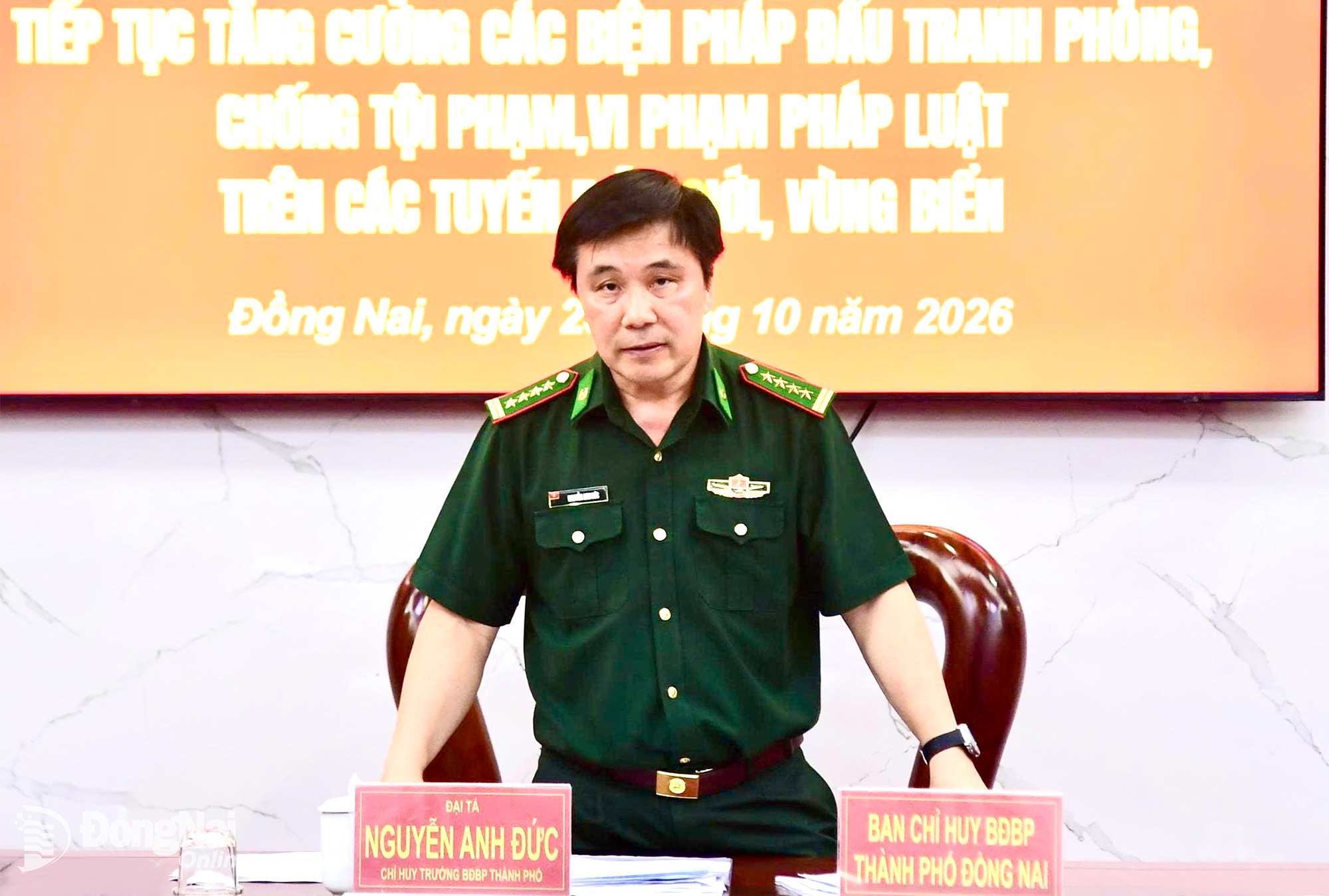 Đại tá Nguyễn Anh Đức, Phó Chỉ huy trưởng Bộ Chỉ huy Quân sự thành phố kiêm Chỉ huy trưởng Ban Chỉ huy Bộ đội Biên phòng thành phố trao đổi tại hội nghị. Ảnh: Tú Trịnh