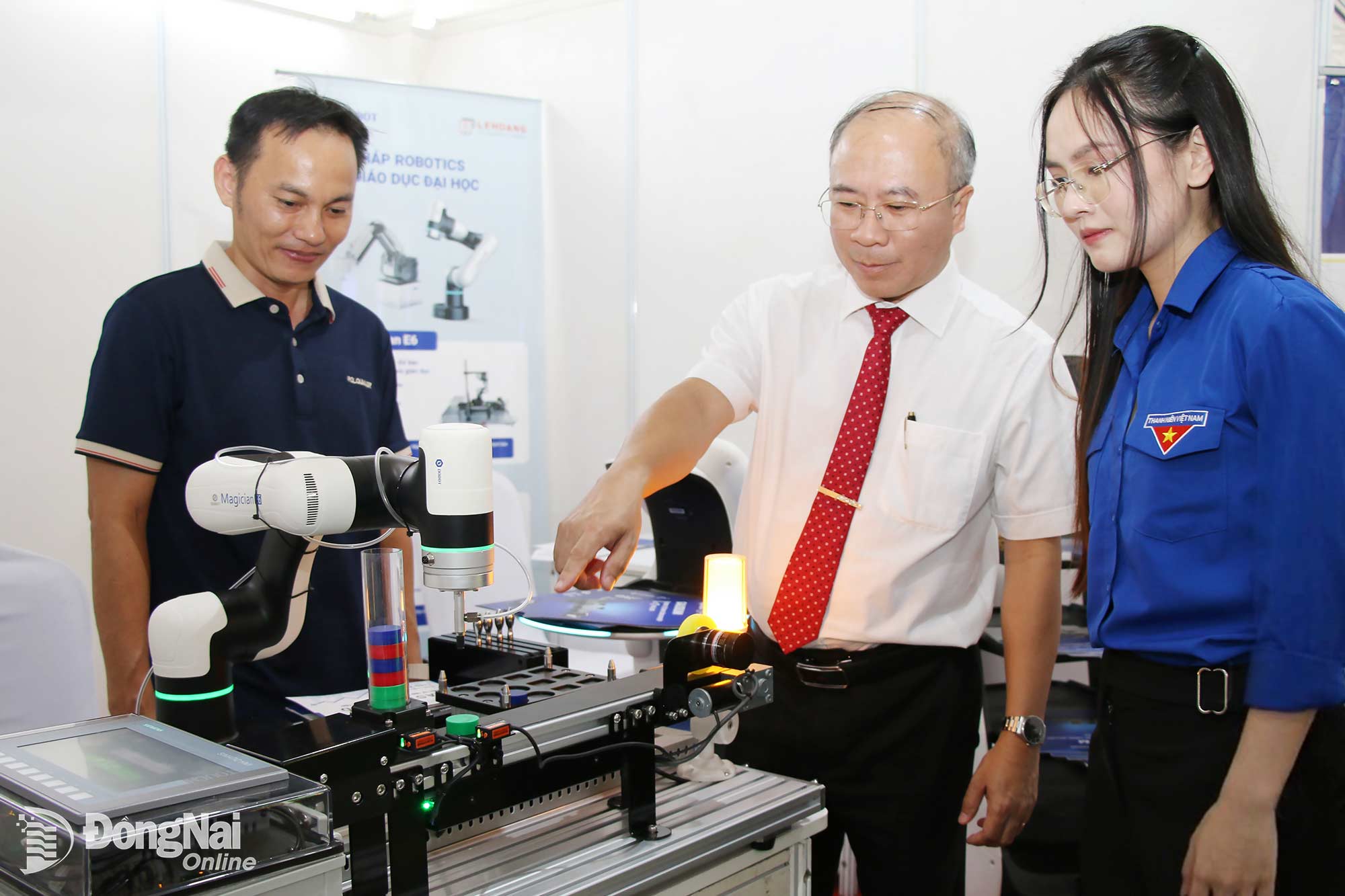 Lãnh đạo Sở Khoa học và Công nghệ tham quan, trải nghiệm tại một triển lãm các sản phẩm công nghệ số ở Đồng Nai năm 2025. Ảnh: Hải Quân
