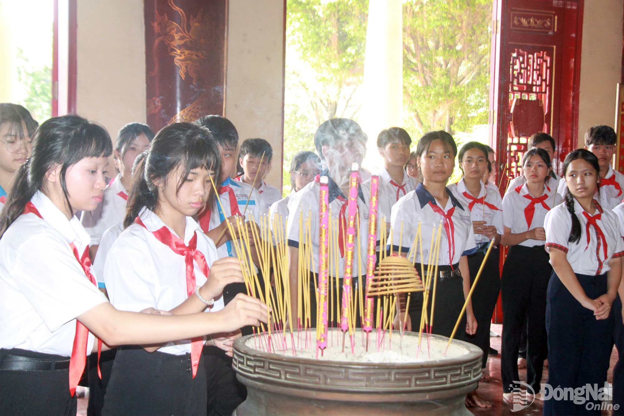 Các đại biểu trẻ em tham dự diễn đàn thực hiện nghi thức dâng hương. Ảnh: Nga Sơn